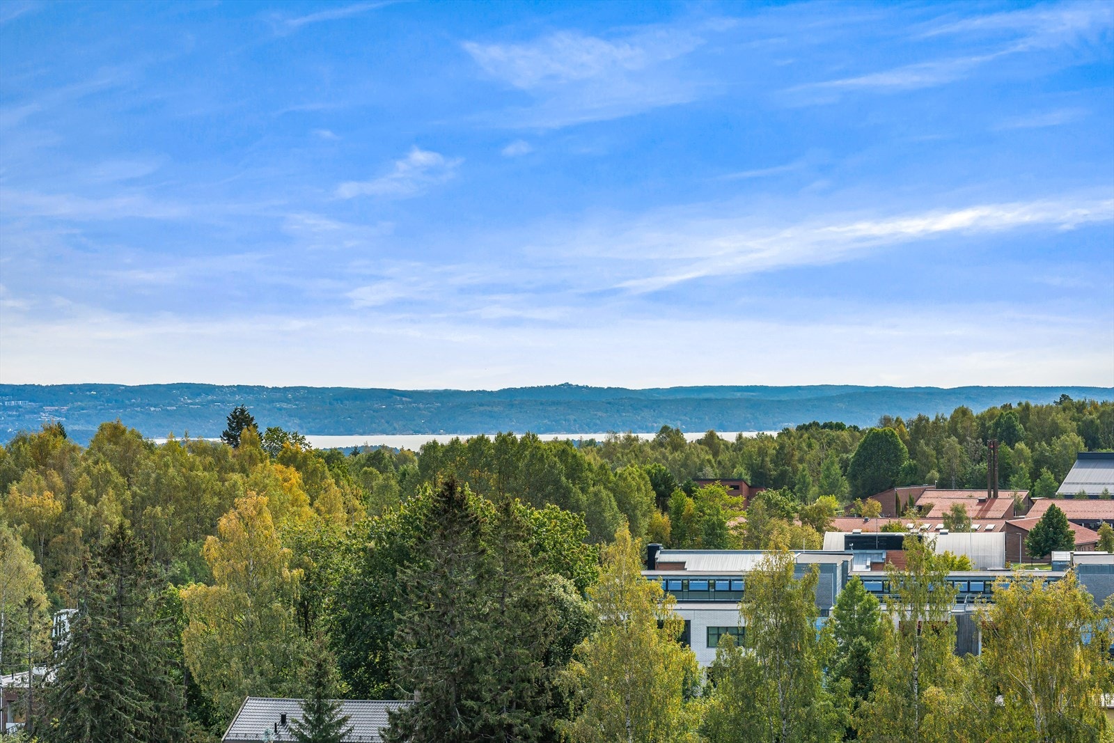 Høyt og fritt beliggende i 8. etasje. Her får du en fantastisk utsikt over nærområdet og mot fjorden. Galleribilde