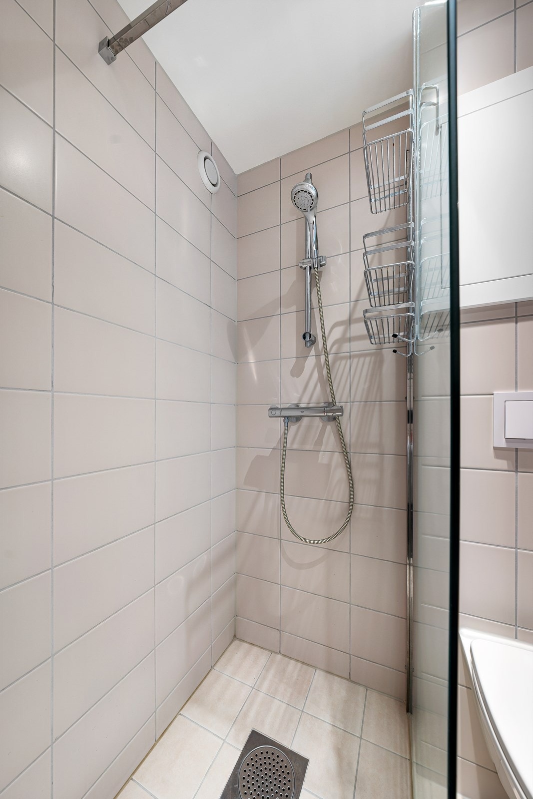 Keramiske fliser på gulv og vegger med malte plater med innfelt belysning i tak Galleribilde