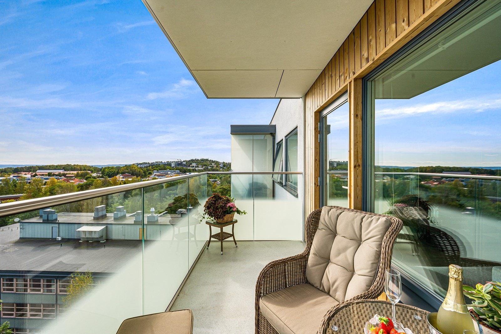 Her kan det nytes varme sommerdager, men også utsikten sene vinterkvelder Galleribilde