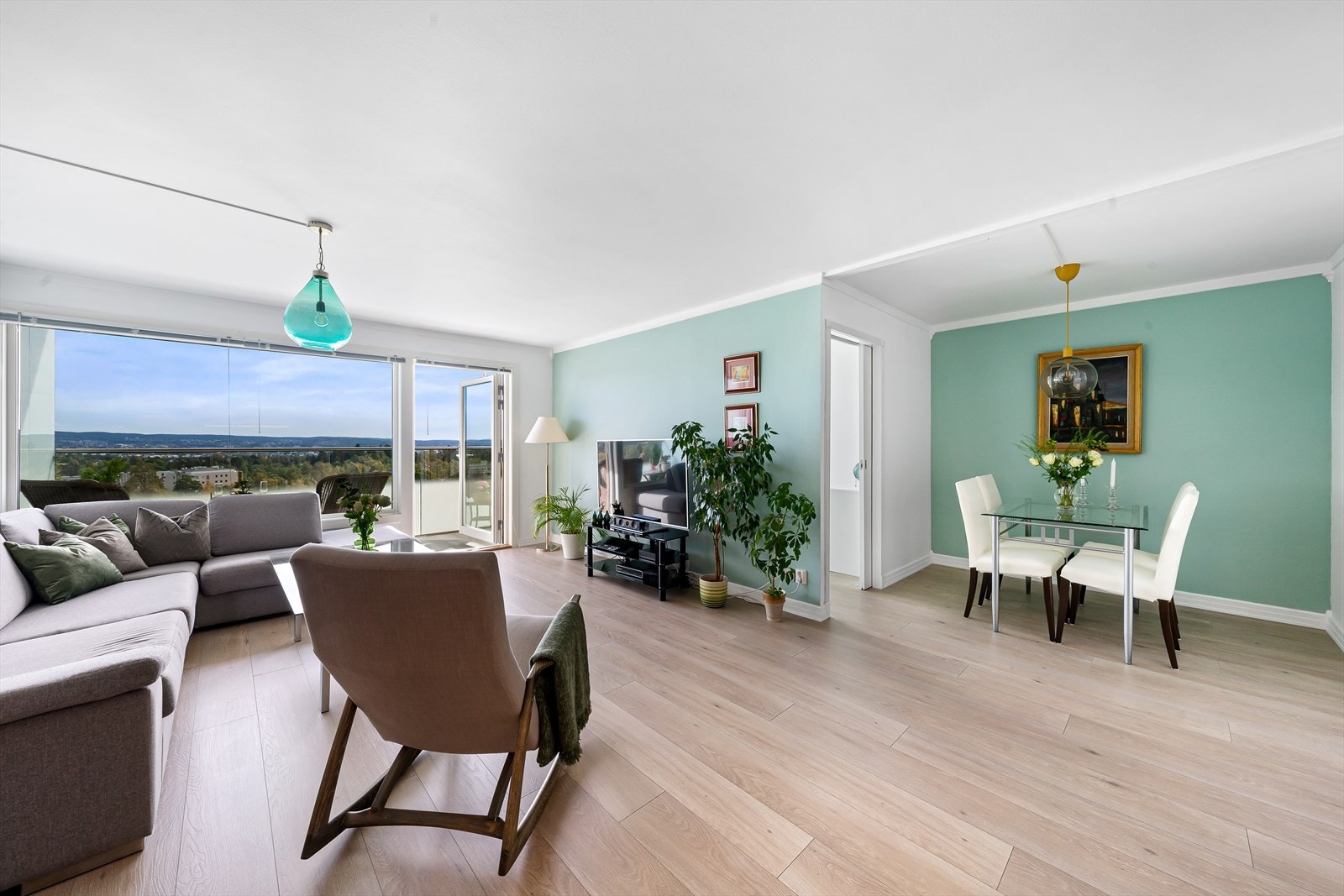 Stuen er meget tiltalende med store vindusflater som slipper inn godt med lys. Galleribilde