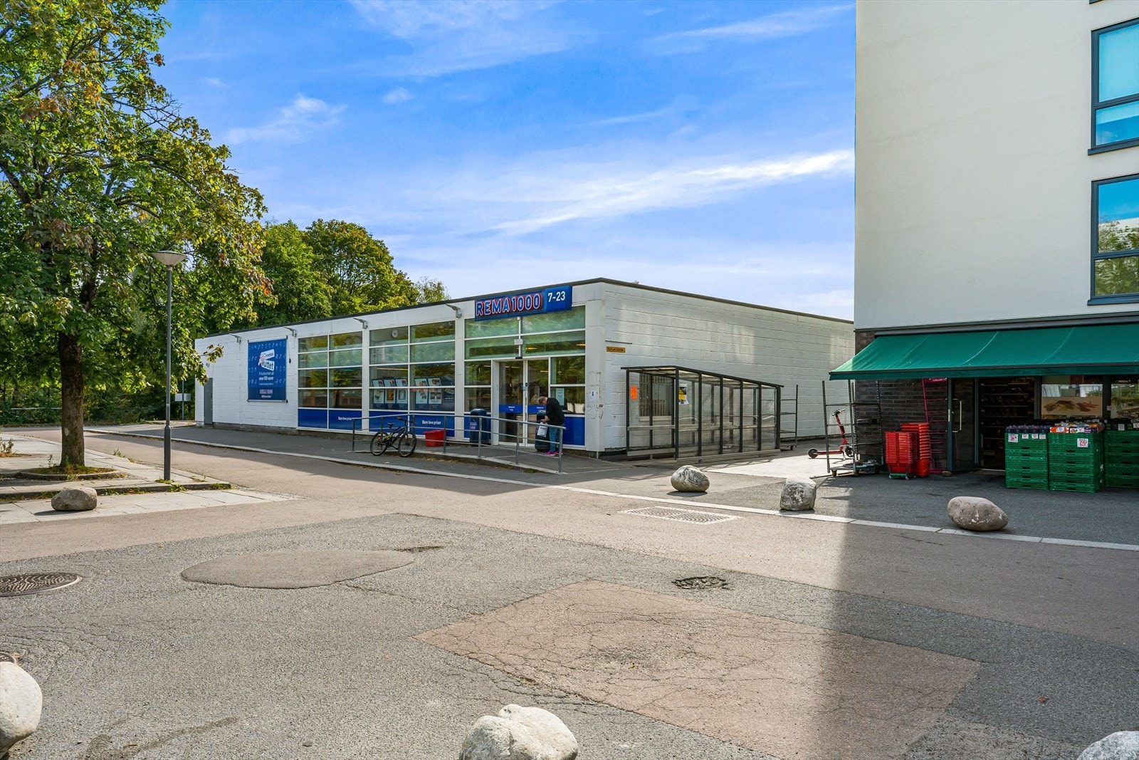 Dagligvare butikken Rema 1000, samt grønnsaksbutikk rett ved leiligheten Galleribilde