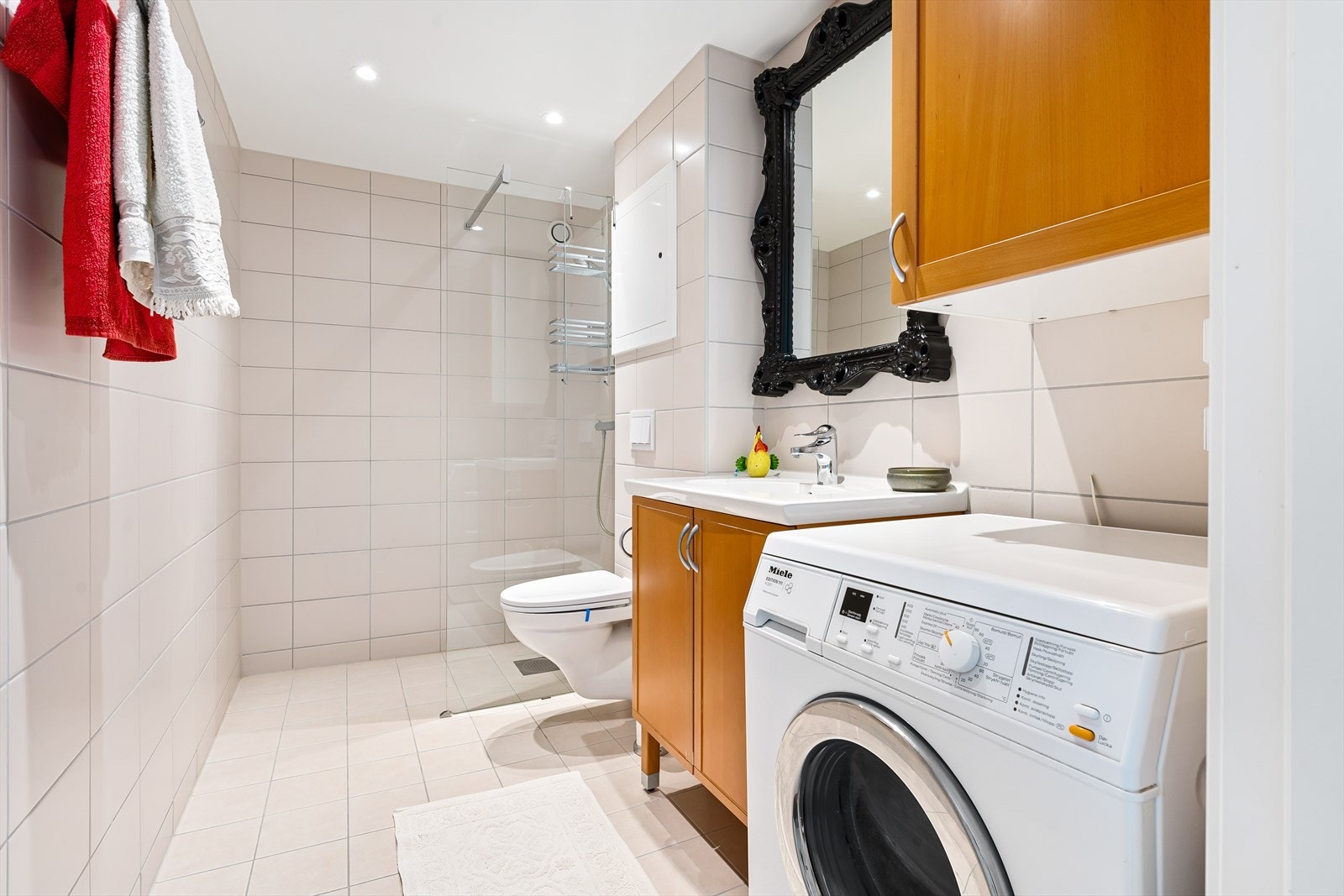 Badet er av god størrelse og er svært praktisk innredet med alt du trenger. Downlights i tak Galleribilde