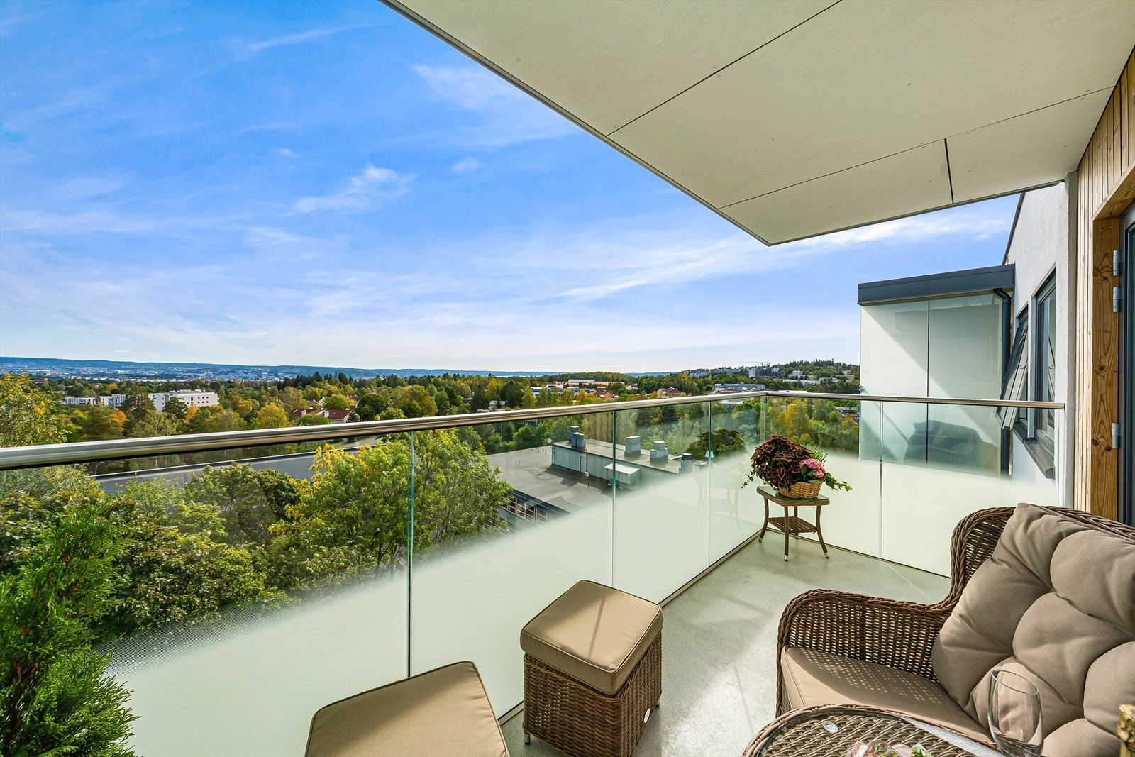 Balkongene ble rehabilitert i perioden 2018-2020. Betongdekke med malt epoksy på gulv. Rekkverk i stål og glass, delvis tonet Galleribilde