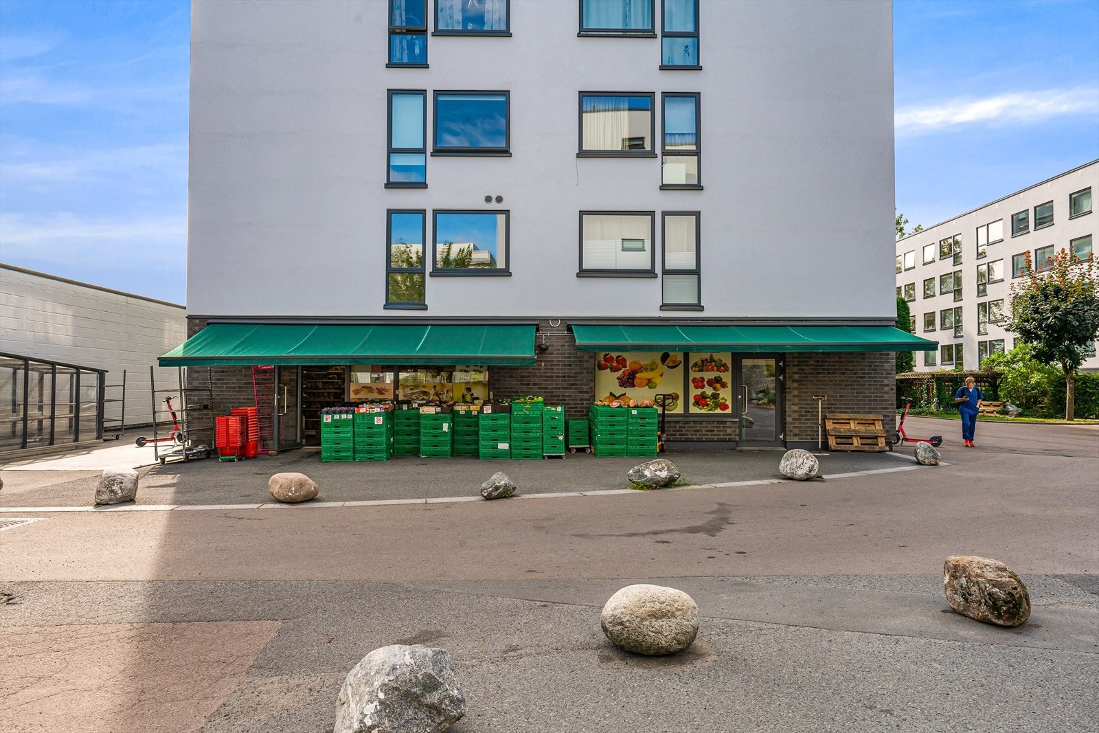 Her har en et godt tilbud av ferske grønnsaker, frukt og spennende varer Galleribilde