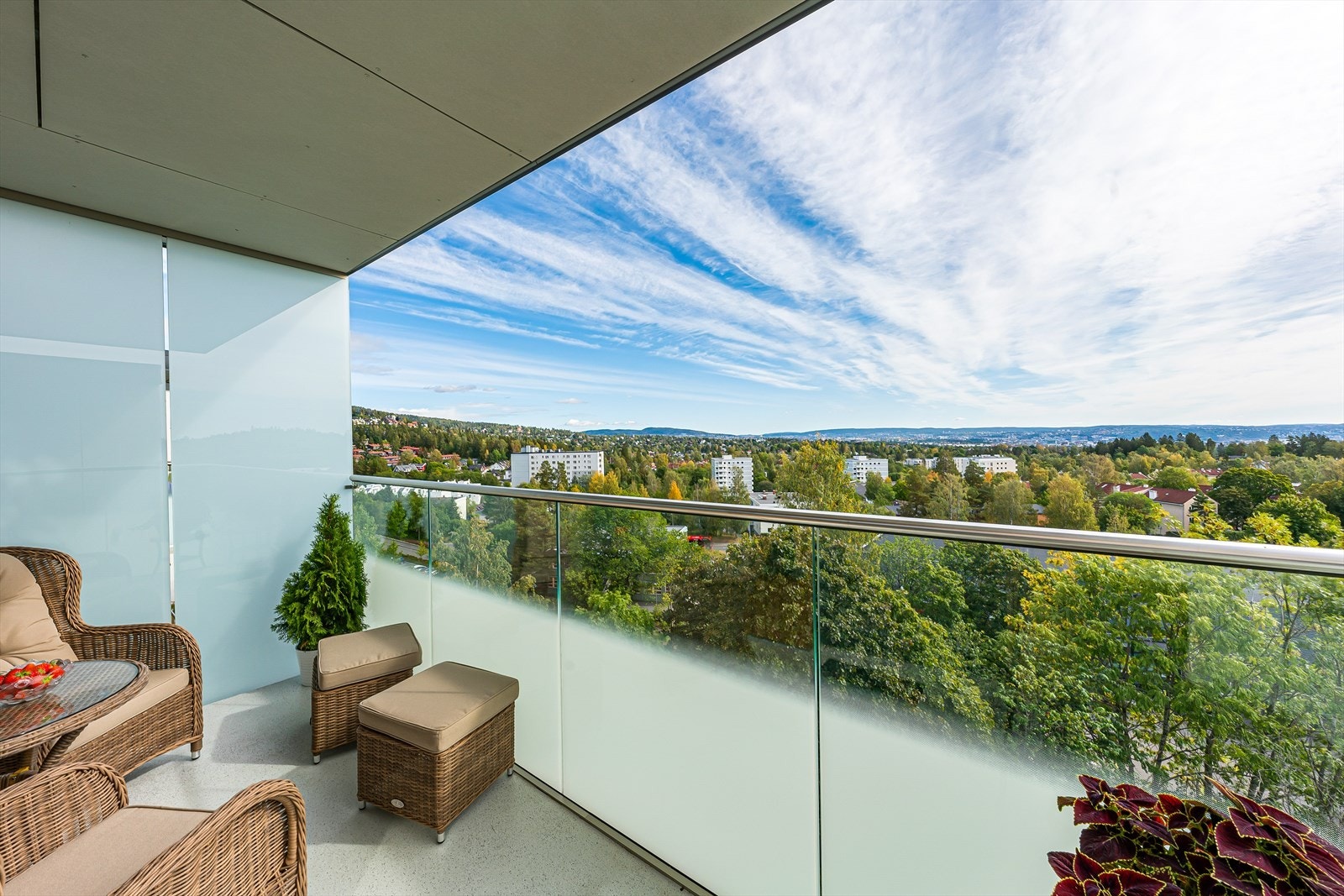 Balkongen er sydøstvendt og er ca. 7,5 kvm. med adkomst fra stue Galleribilde