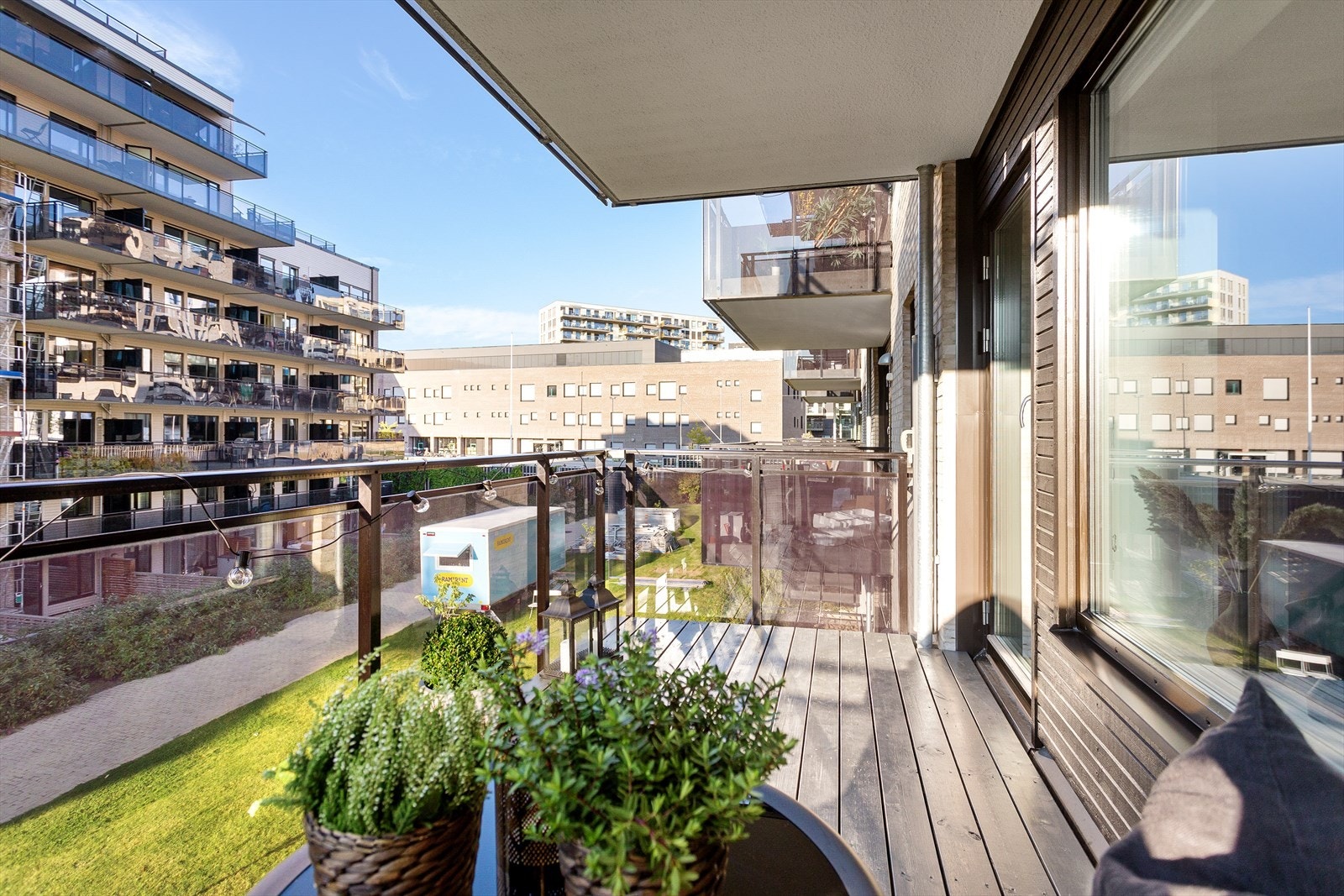 Det ble lagt nytt terrassebord i 2016. Malt terrassebord i 2021. Galleribilde