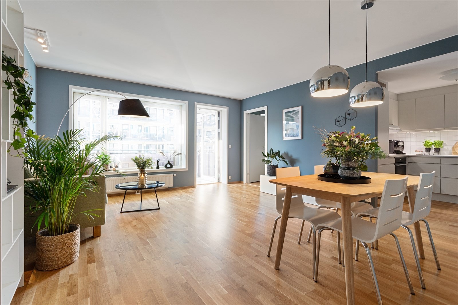 Fra stuen er det utgang til en nordvest-vendt balkong på ca. 8 m2. Galleribilde