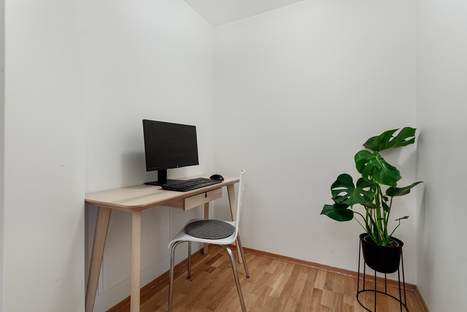 Med direkte tilknytning fra kjøkkenet er det en praktisk bod som kan benyttes som kontor, matbod eller klesbod - alt etter behov. I dag bruker selger dette rommet som kontor. Galleribilde