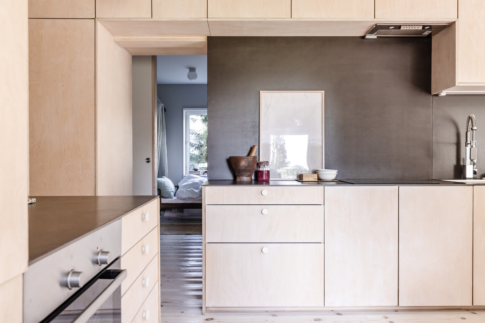 Integrerte hvitevarer som oppvaskmaskin fra Siemens, kjøl/frys fra Whirlpool, stekeovn og induksjonsplatetopp fra Bosch samt avtrekksvifte med kullfilter fra Ikea. Galleribilde