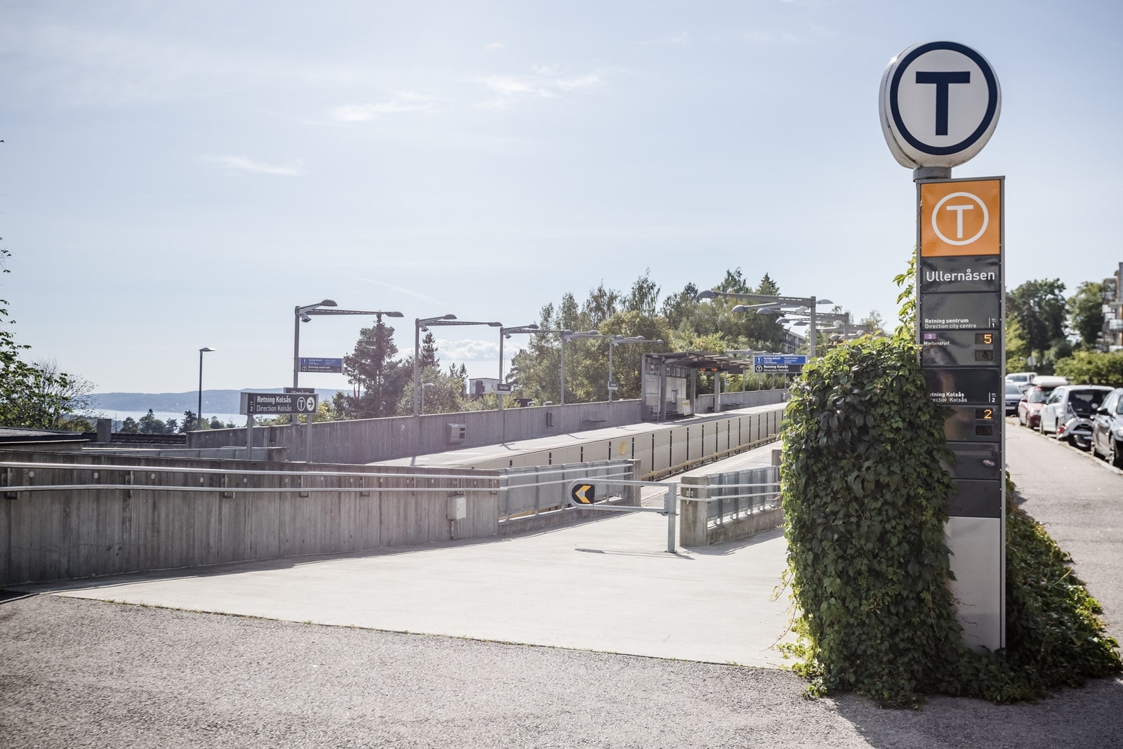 Kun 2 minutters gange til T-bane stasjon "Ullernåsen" som tar deg i alle byens retninger. Galleribilde
