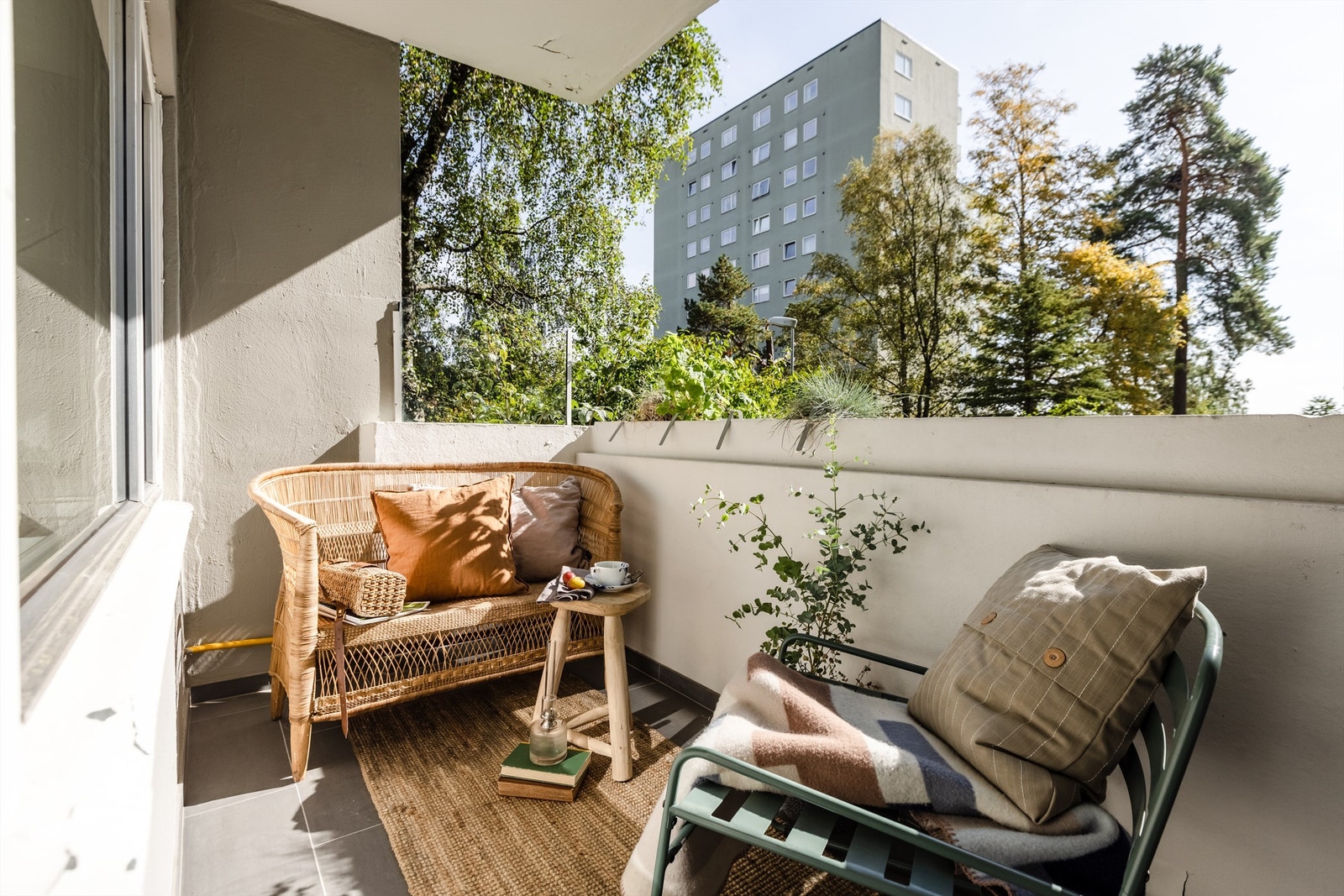 Fra stue er det utgang til en sørvestvendt balkong med sol fra ca. kl 07.30-13.30 på sommerstid. Galleribilde