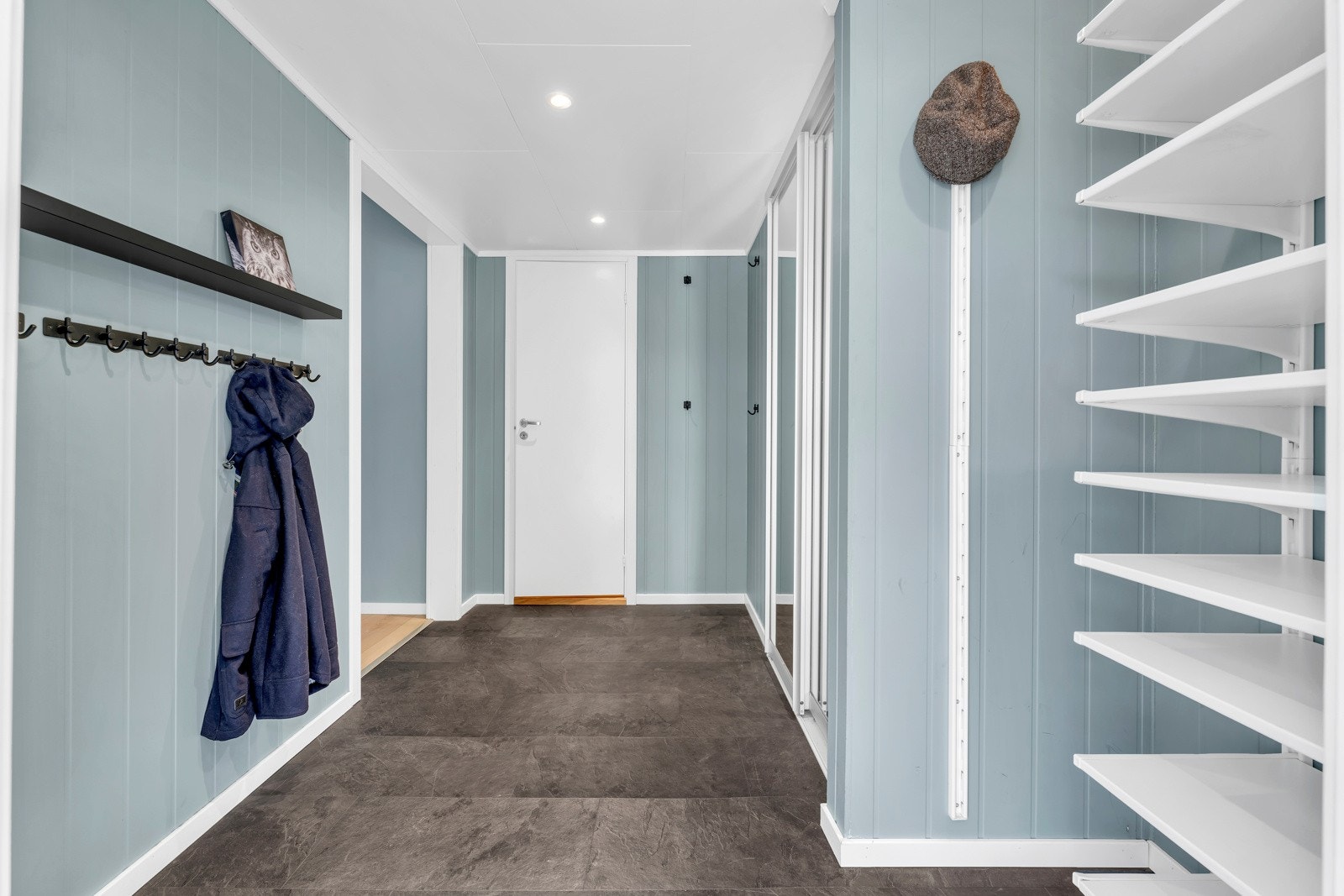 Entre med god plass til å henge fra seg yttertøyet. Her finnes også praktisk skyvedørsgarderobe. Galleribilde