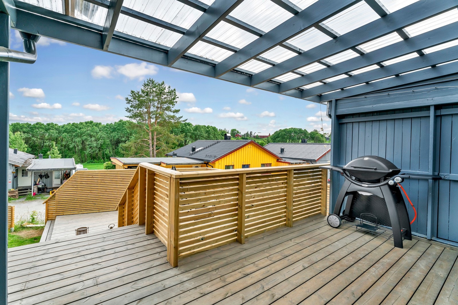 En del av terrassen er overbygget med utgang fra vaskerom. Galleribilde