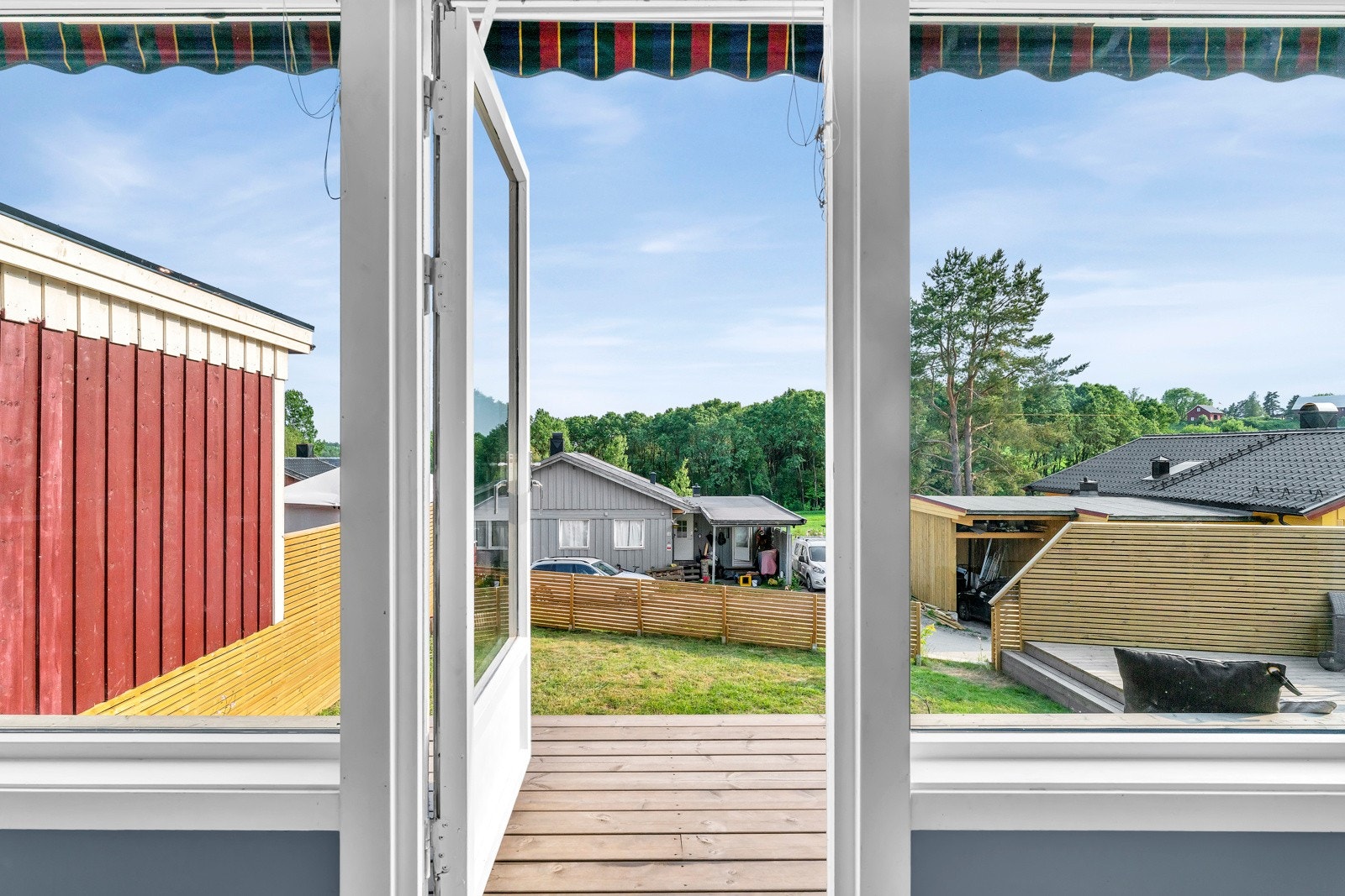 Utgang til sørvendt uteplass. Galleribilde