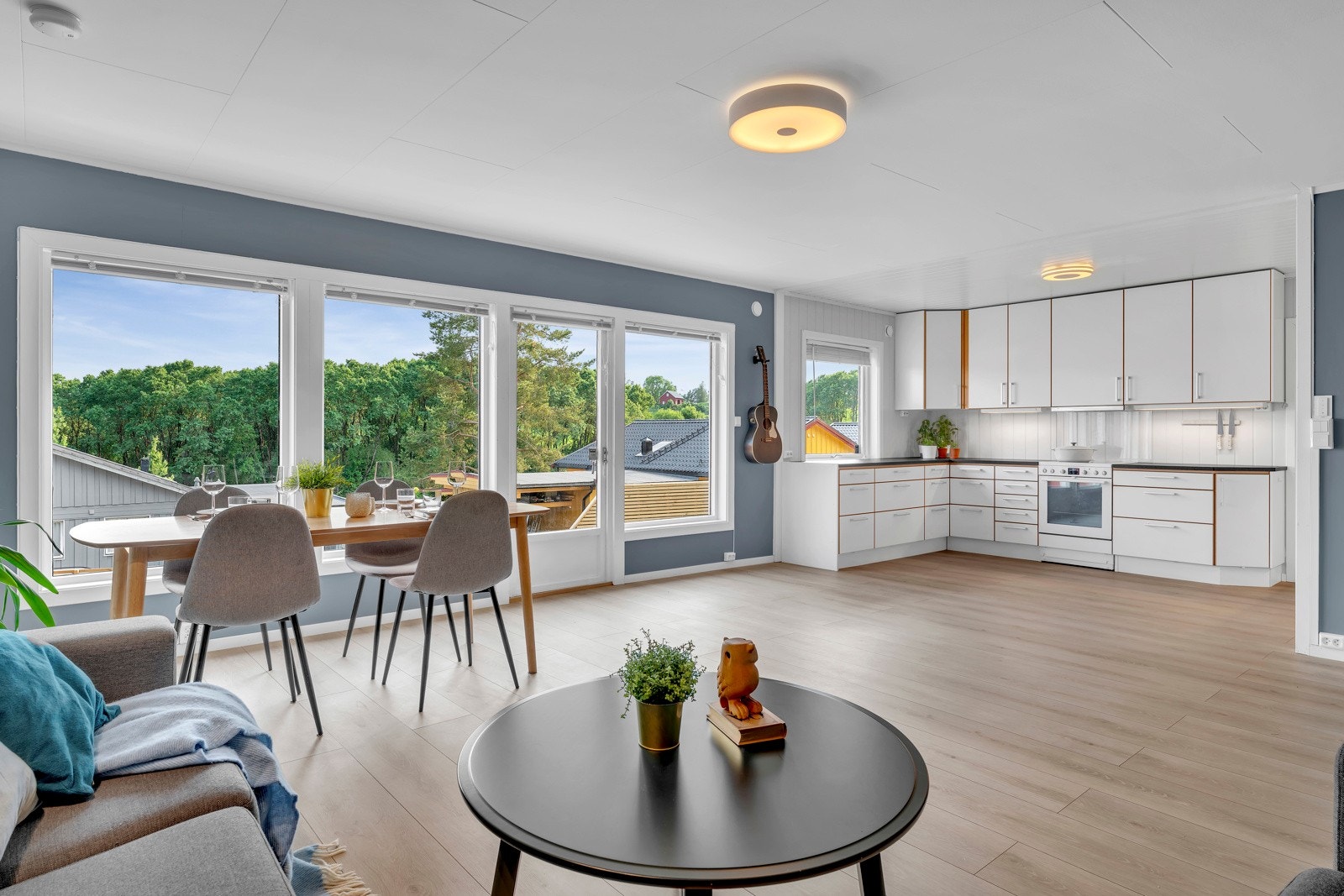 Store vindusflater som slipper inn godt med naturlig lys som skaper en god atmosfære. Galleribilde