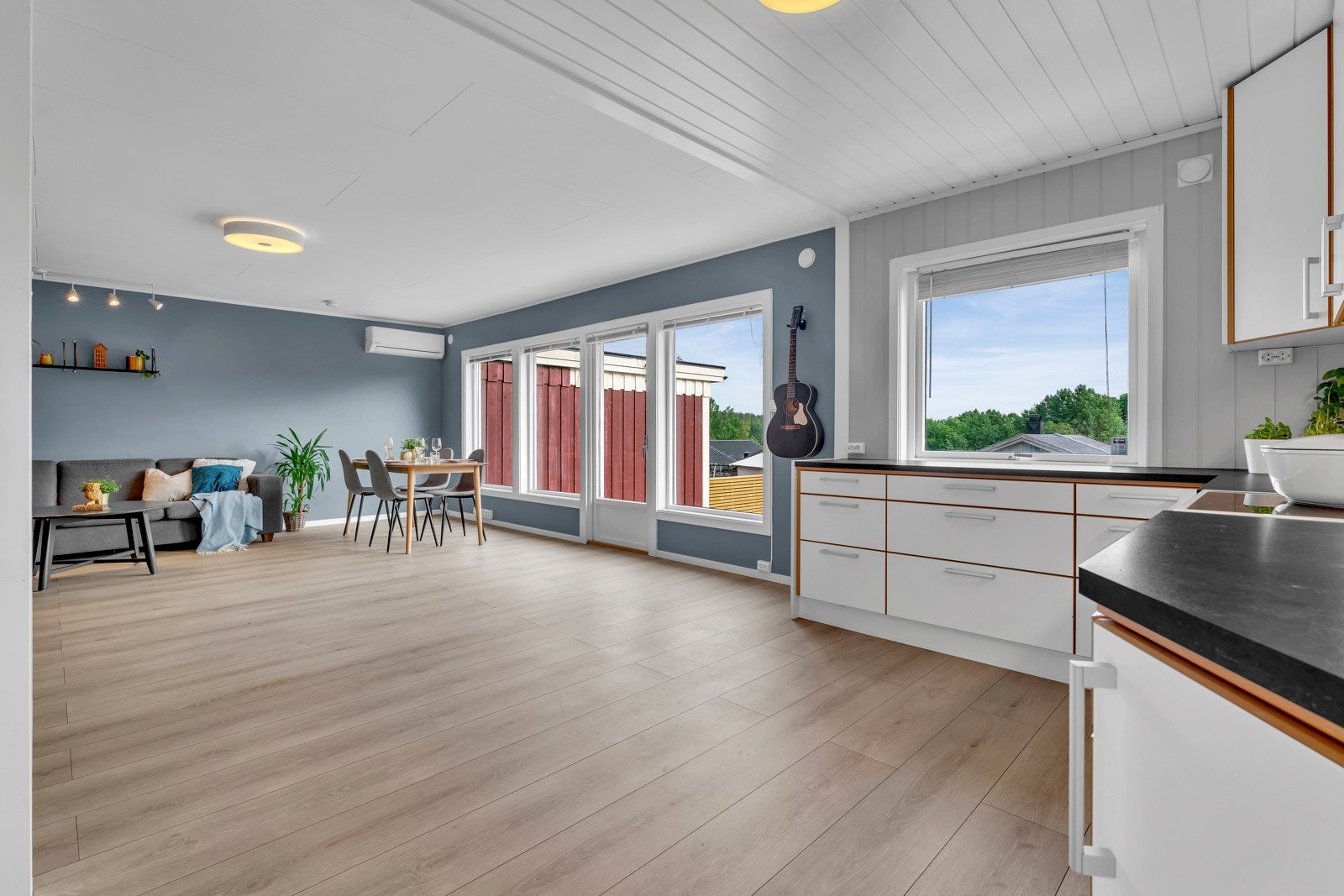 Åpen stue og kjøkkenløsning som gjør det enkelt å kommunisere med sultne middagsgjester. Galleribilde