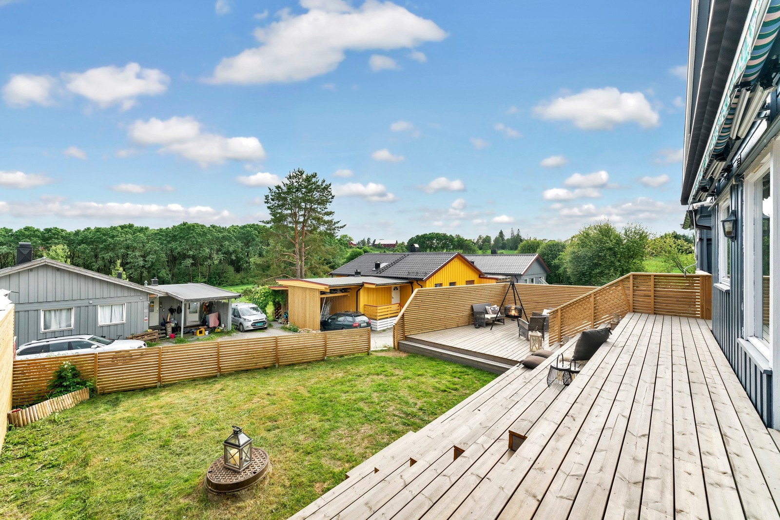 Uteplassen fungerer fint som en forlengelse av stuen på sommerhalvåret. Galleribilde