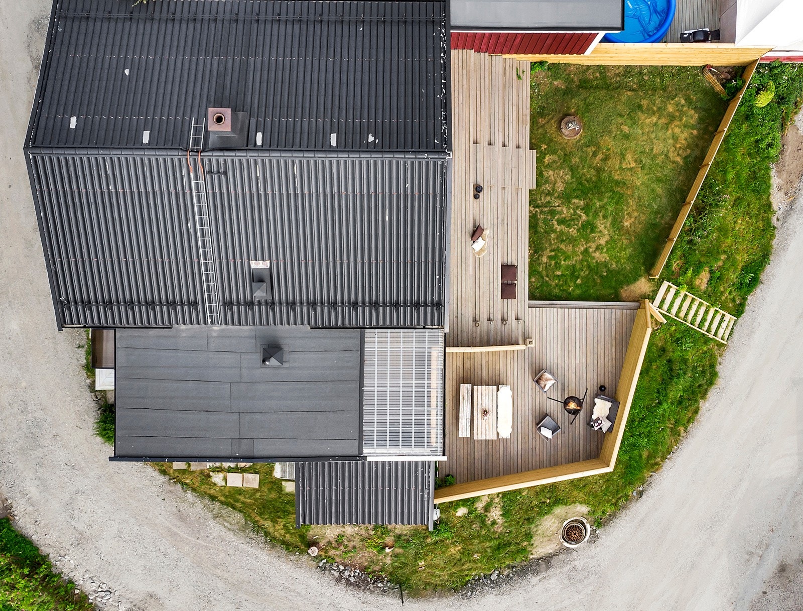 Eiendommen har opparbeidet uteplass, til glede for de store og de små. Galleribilde