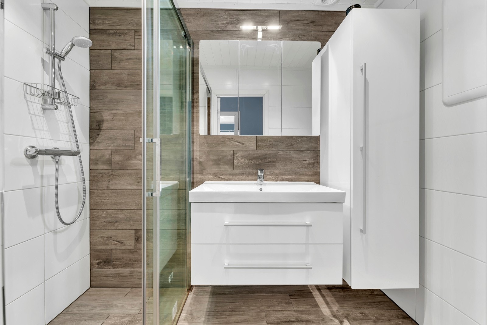 Flislagt baderom fra 2017 med varme i gulv. Galleribilde