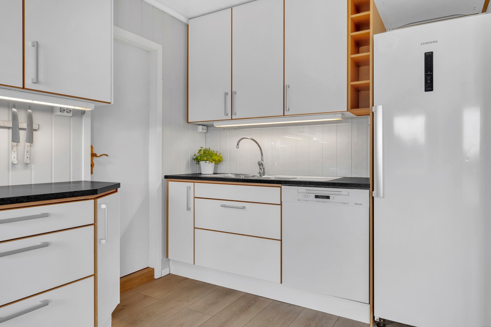 Kjøleskap medfølger handelen. Galleribilde