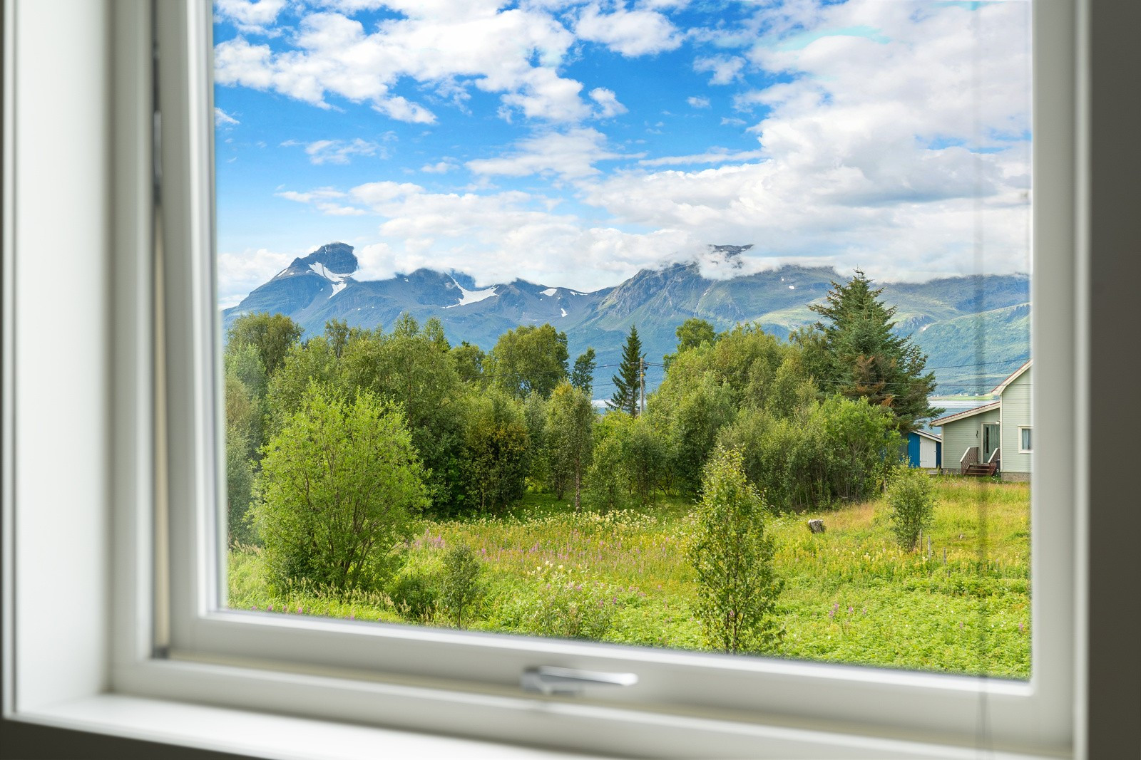Fantastisk utsikt over sjø og fjell!