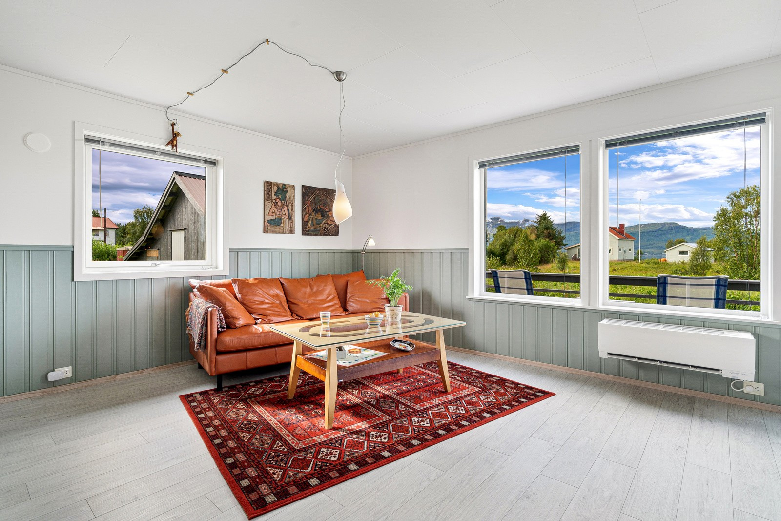 De store vindusflatene slipper inn mye dagslys og gir rommet en lun stemning