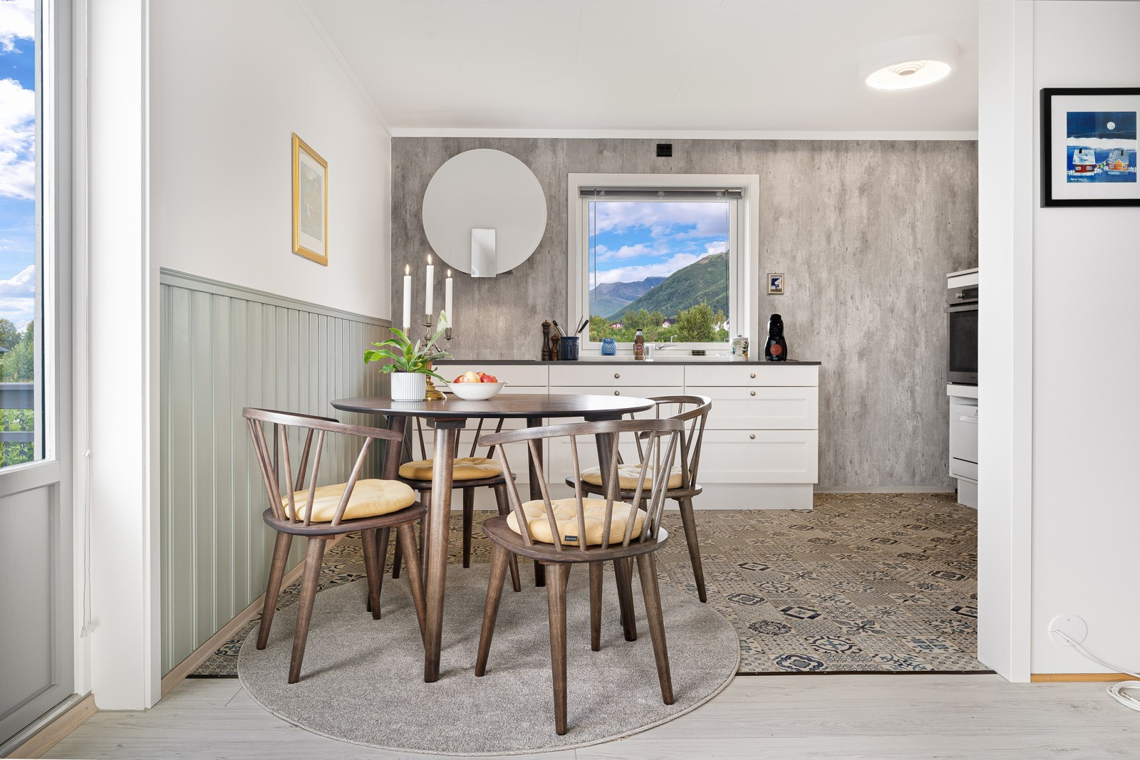 Spisebordetg skiller de to rommene på en naturlig måte