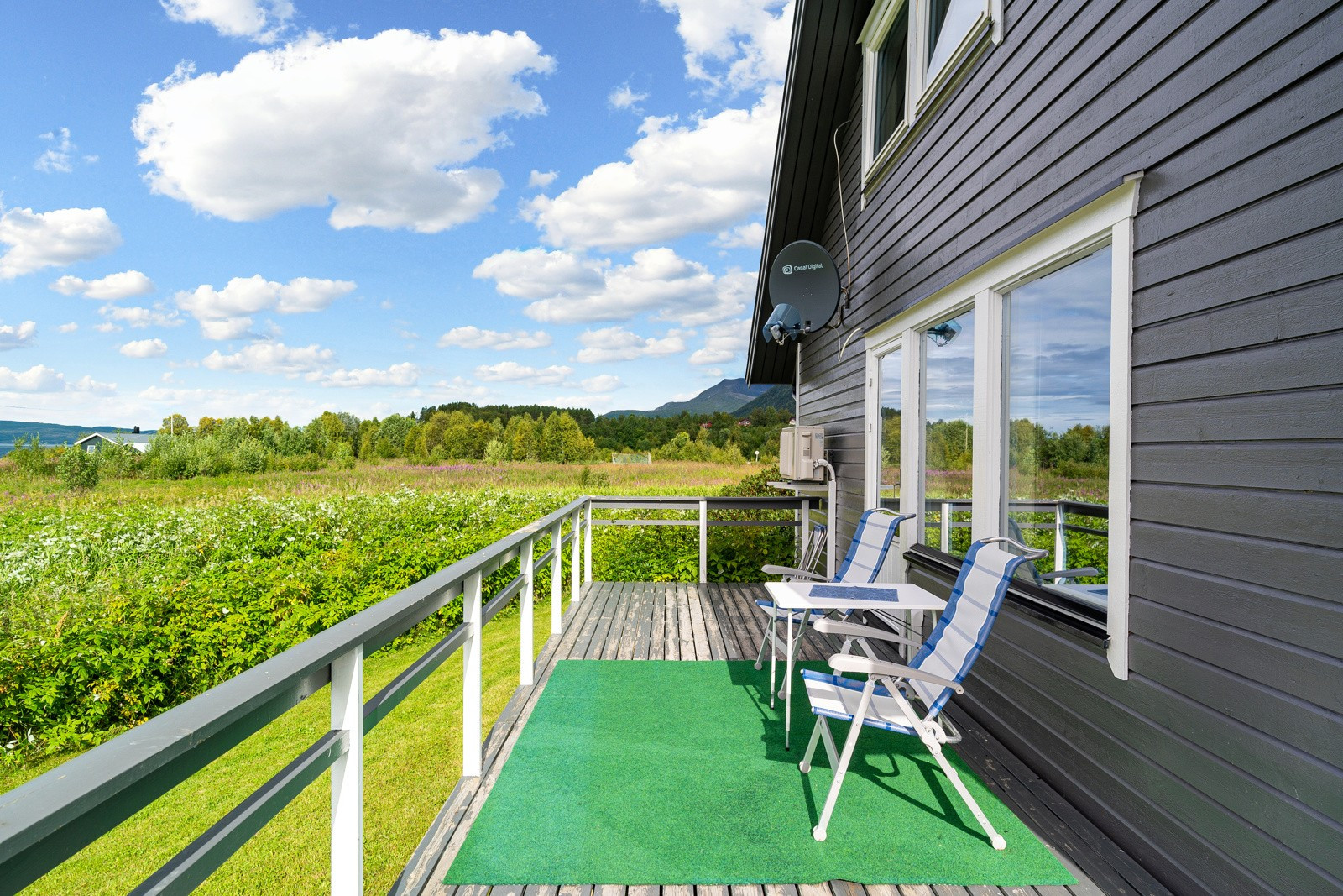 Veranda med utgang fra stuen- herlige solforhold og en fri utsikt!