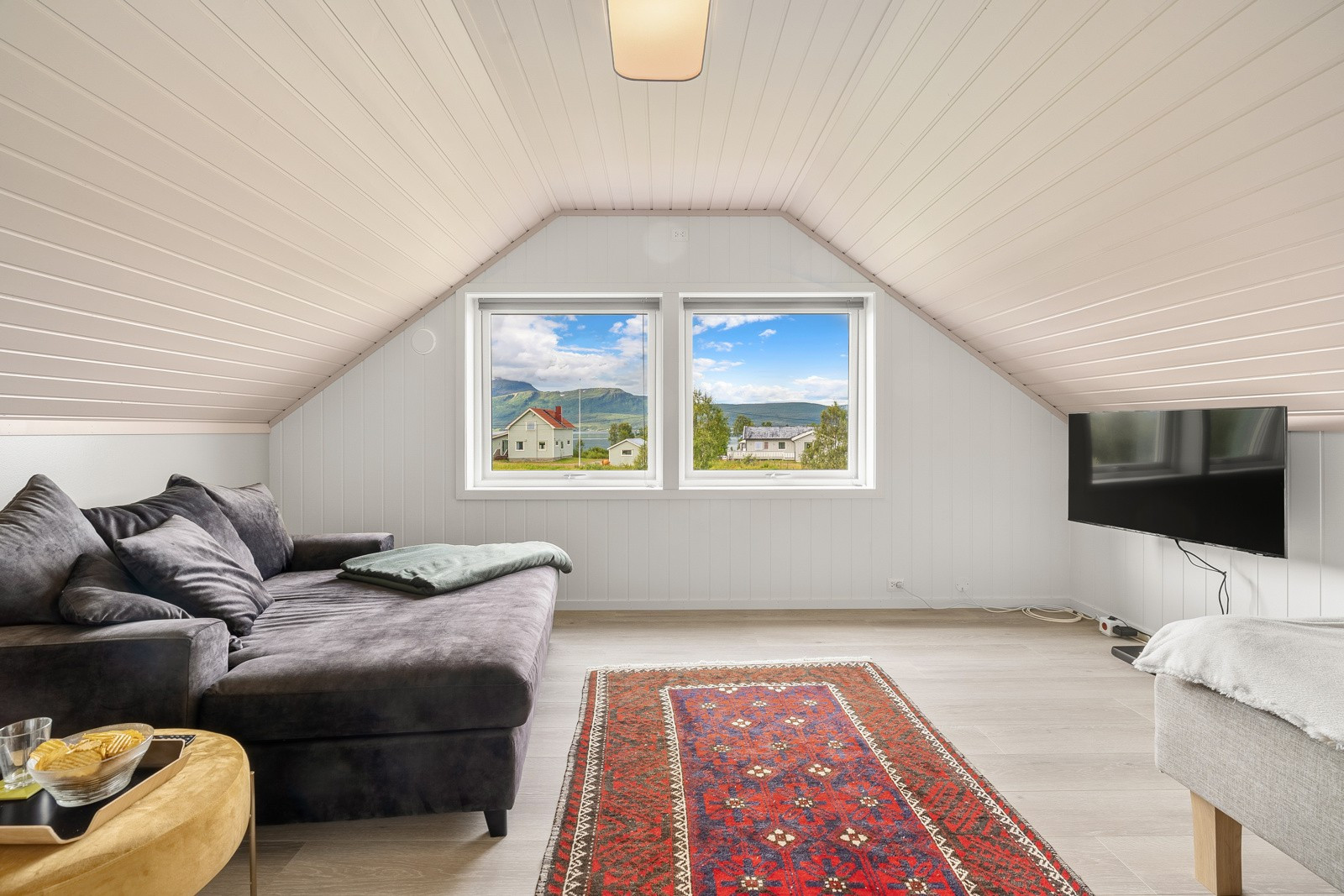 Boligen har 4 soverom. Evt kan det største rommet i 2. etasje brukes som loftstue.