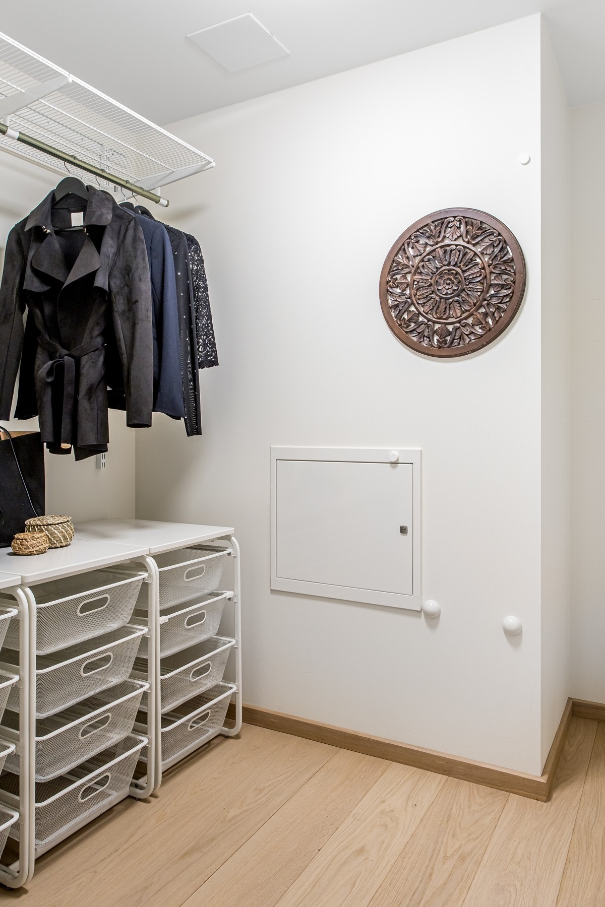 Fra entréen er det tilgang til innvendig bod som kan innredes som et walk-in closet med rikelig garderobeplass. Ønsker man ytterligere garderobeplass er det både plass og mulighet til åsette inn et garderobeskap i entréen. Galleribilde