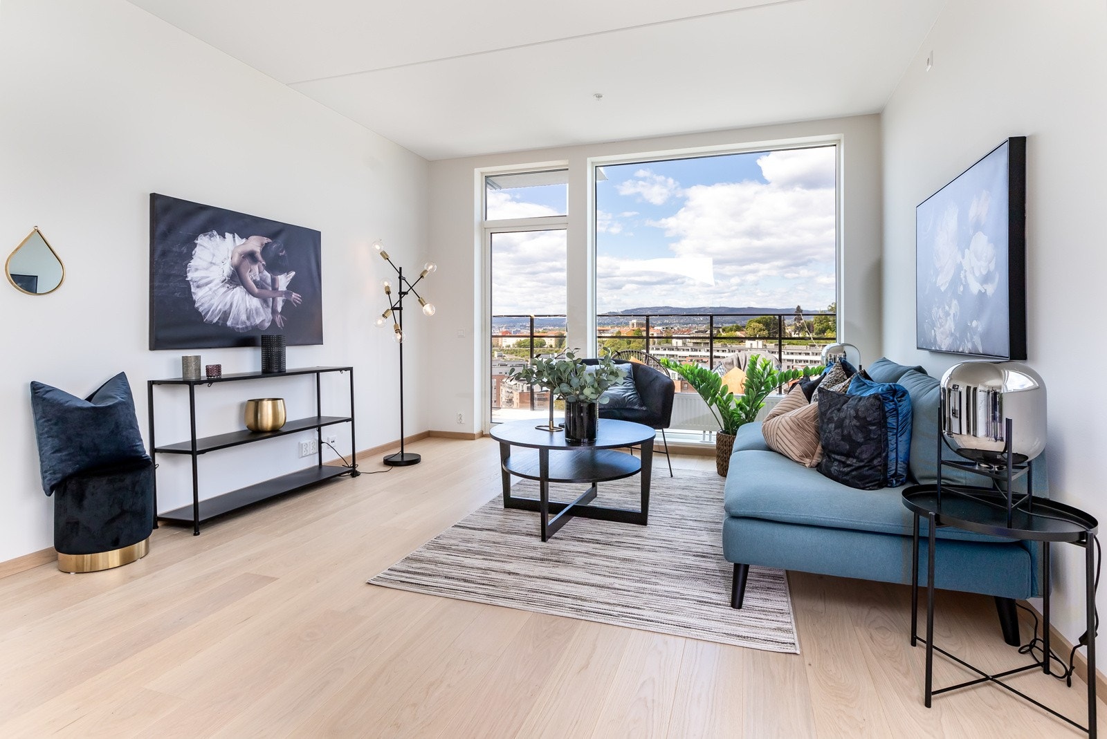 Stor, åpen og innbydende stue med store vindusflater som gir rommet en meget lys og hyggelig atmosfære. Galleribilde