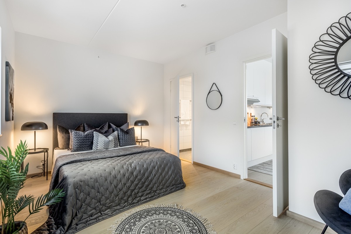 Stort hovedsoverom med god plass til stor seng. Det er også rikelig med plass til en garderobeløsning. Galleribilde