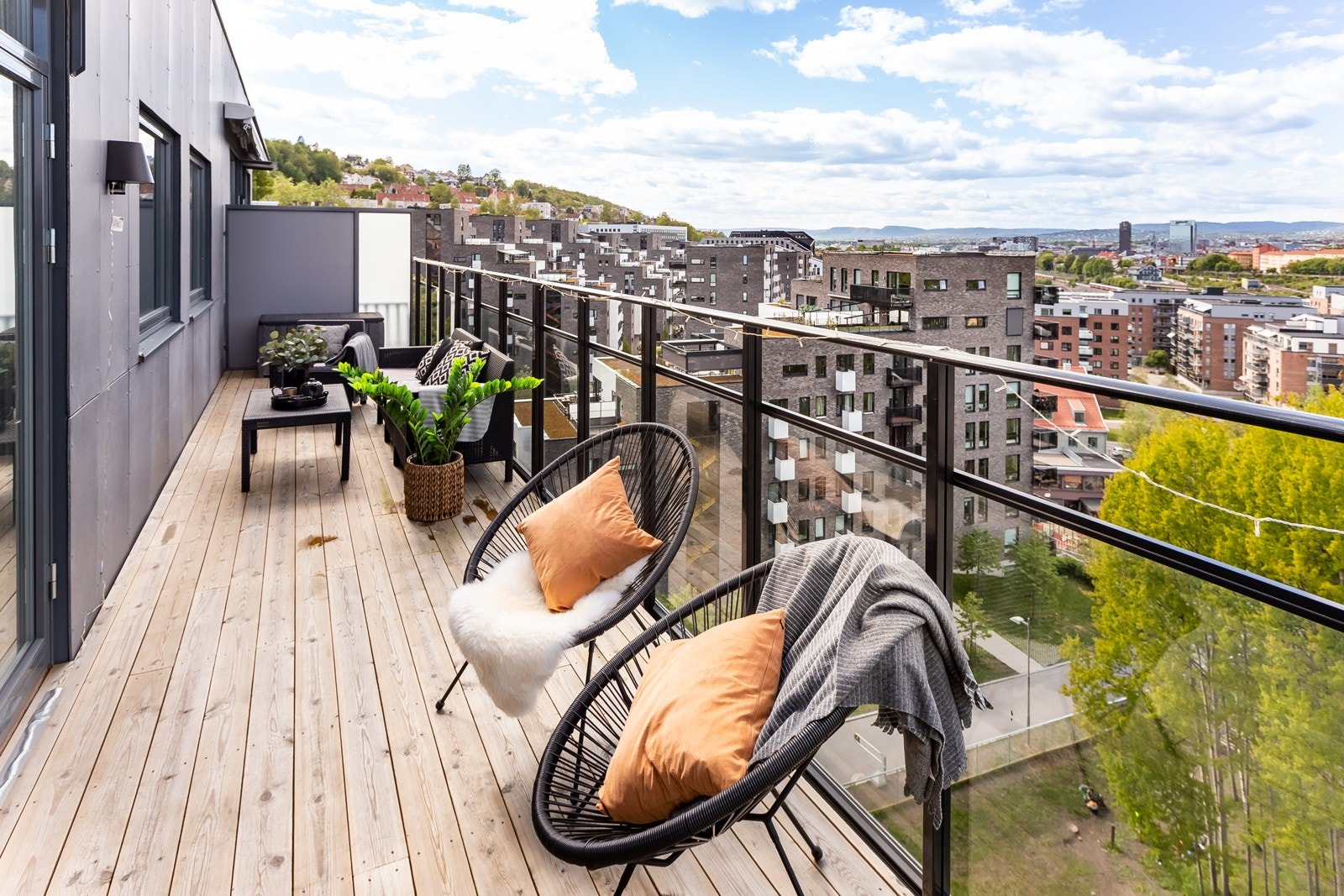 Fra stuen er det utgang til den nordvestvendte balkongen med flotte solforhold. Galleribilde