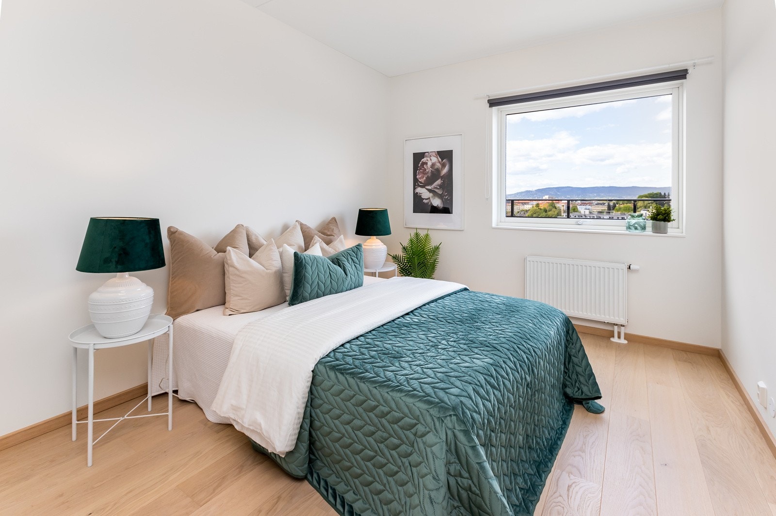 Stort og lyst soverom med god plass til dobbeltseng. Galleribilde