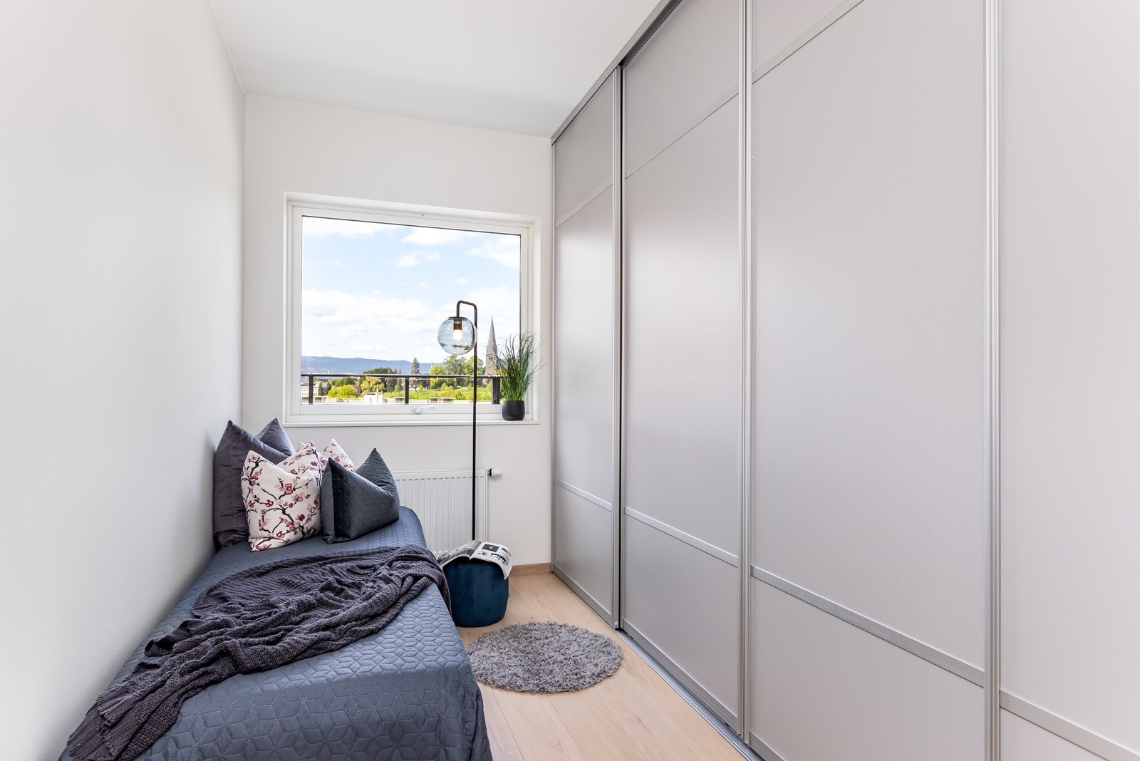 Lyst og pent soverom med stor skyvedørsgarderobe av kvalitet fra Langlo. Galleribilde