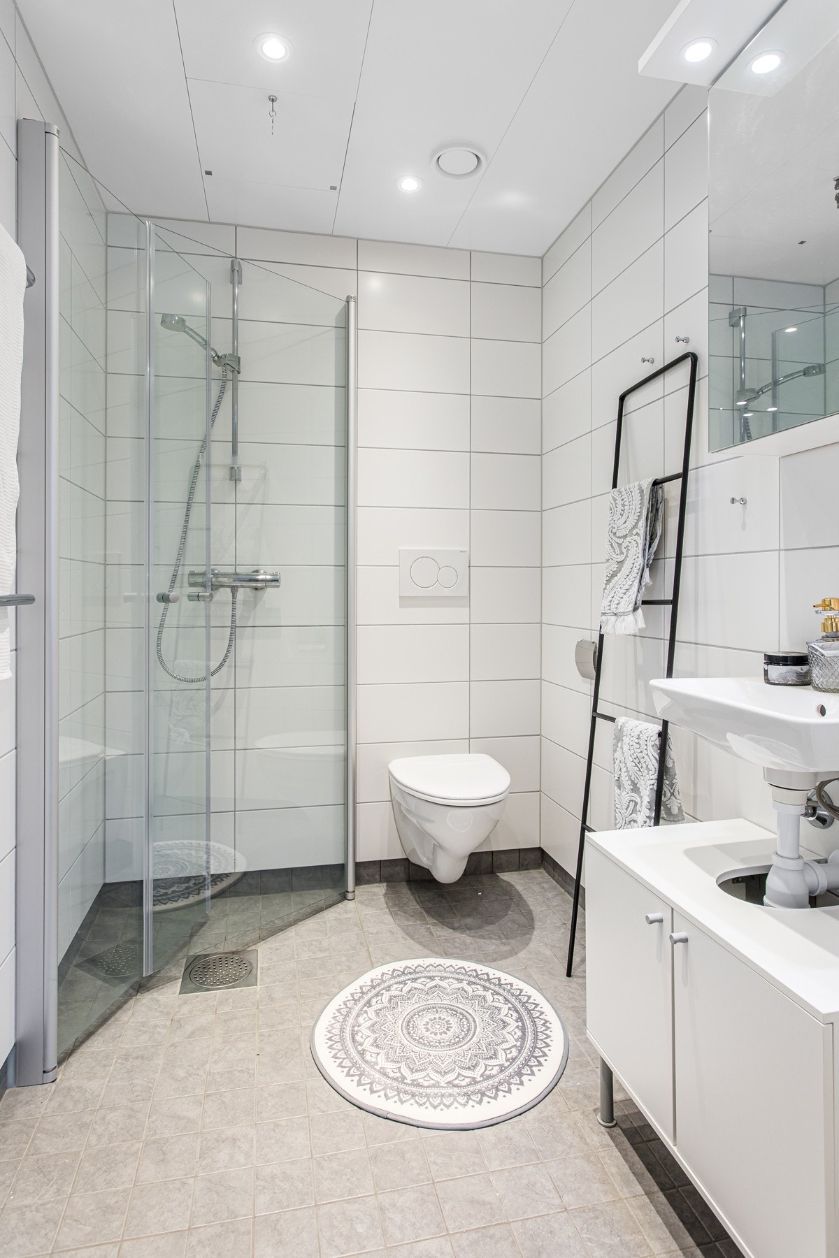 Hovedsoverommet har eget bad med innsvingbare dusjdører i glass, vegghengt wc og servant. Det er gulvvarme og downlights på bad. Galleribilde