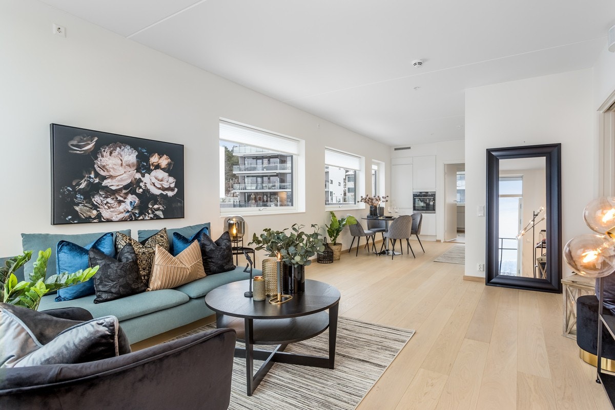Det er god plass til både salong- og spisegruppe i stuen, og det er godt med plass til å invitere venner og familie over på hyggelig lag. Galleribilde