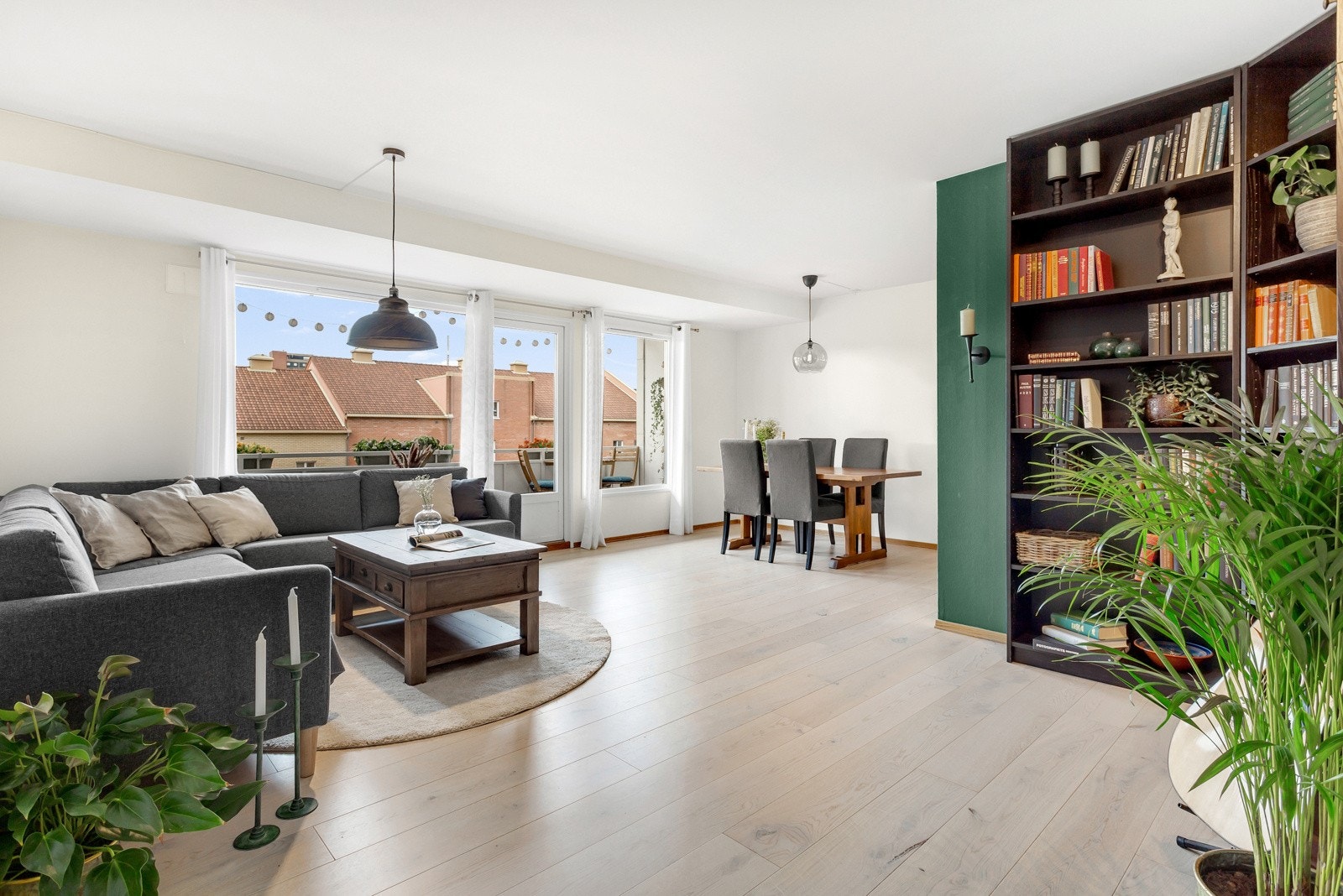Stuen er lys og luftig med en lekker 1-stav parkett fra 2018. Galleribilde
