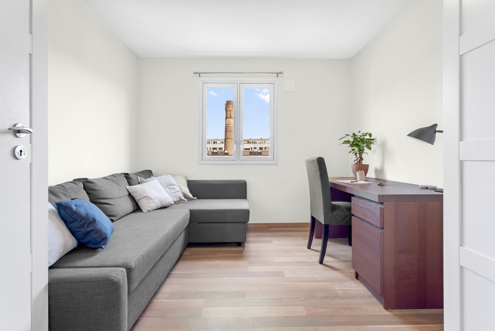 Det andre soverommet har plass til en seng, nattbord, kontorpult og garderobeskap. Galleribilde