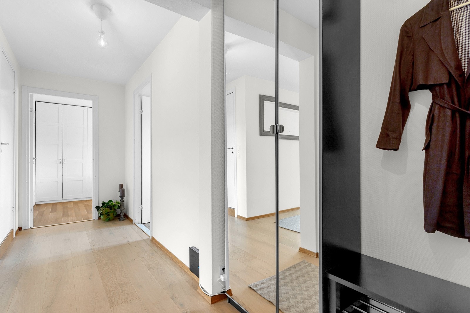 Det er i tillegg satt inn et praktisk garderobeskap med gode oppbevaringsmuligheter. Galleribilde