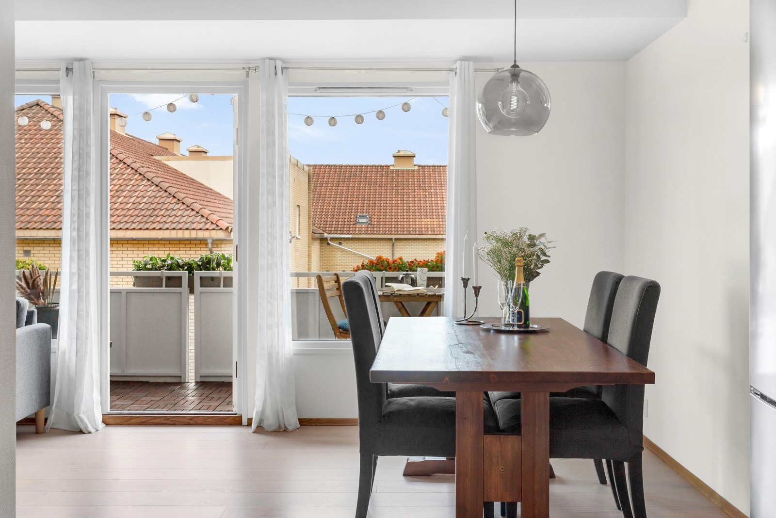 Gode møbleringsmuligheter med god plass til sofa med tilhørende møblement og spisebord i tilknytning til kjøkkenet - også med mulighet for langbord! Galleribilde