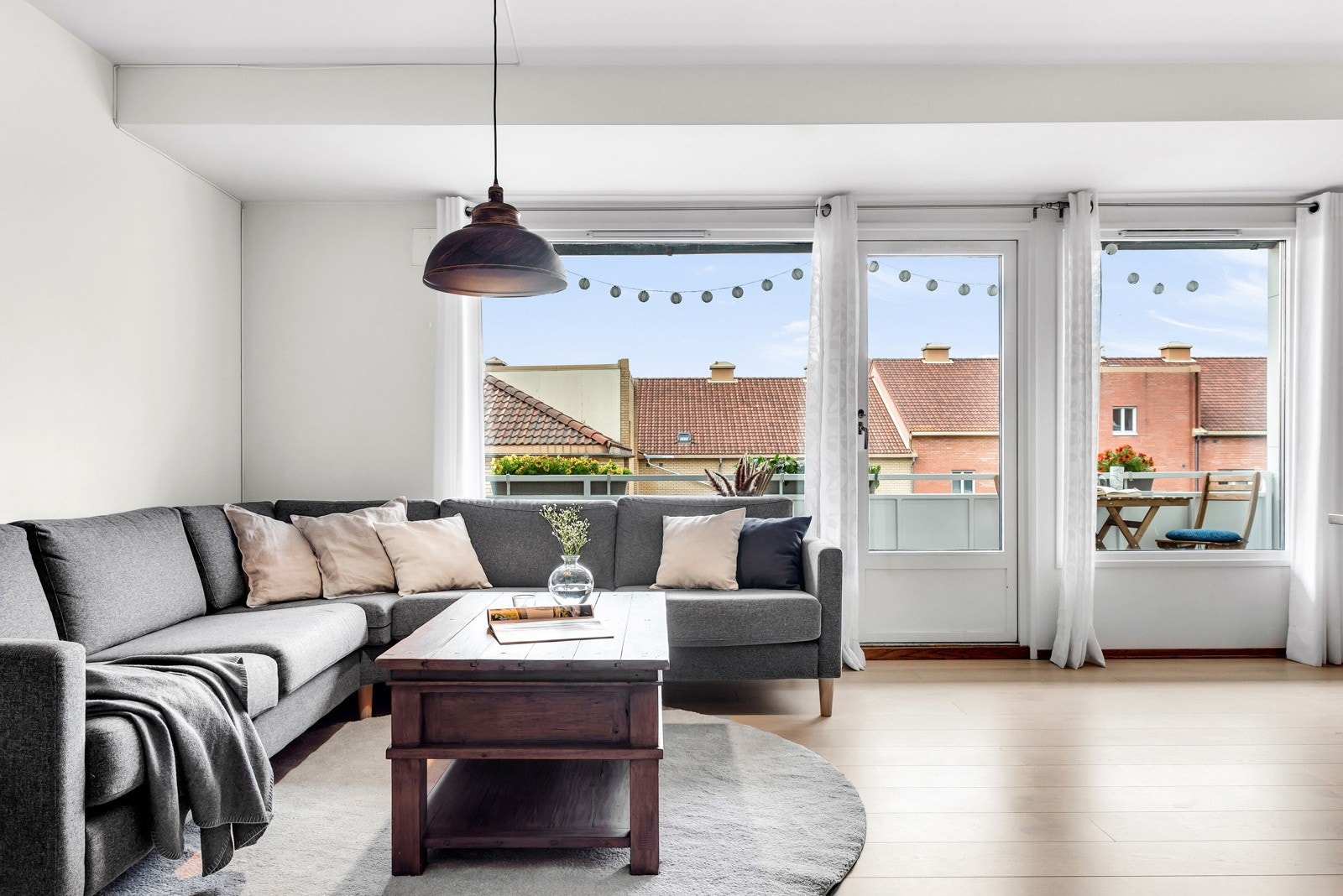 Det første du vil legge merke til er de store vinduene som slipper inn godt med lys og skaper en god romfølelse. Galleribilde