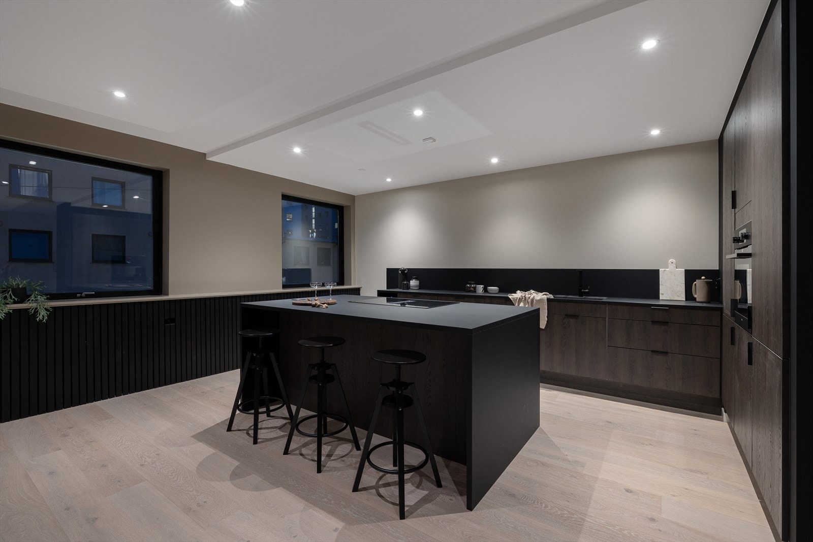 Rundt kjøkkenøyen kan venner og familie samles Galleribilde