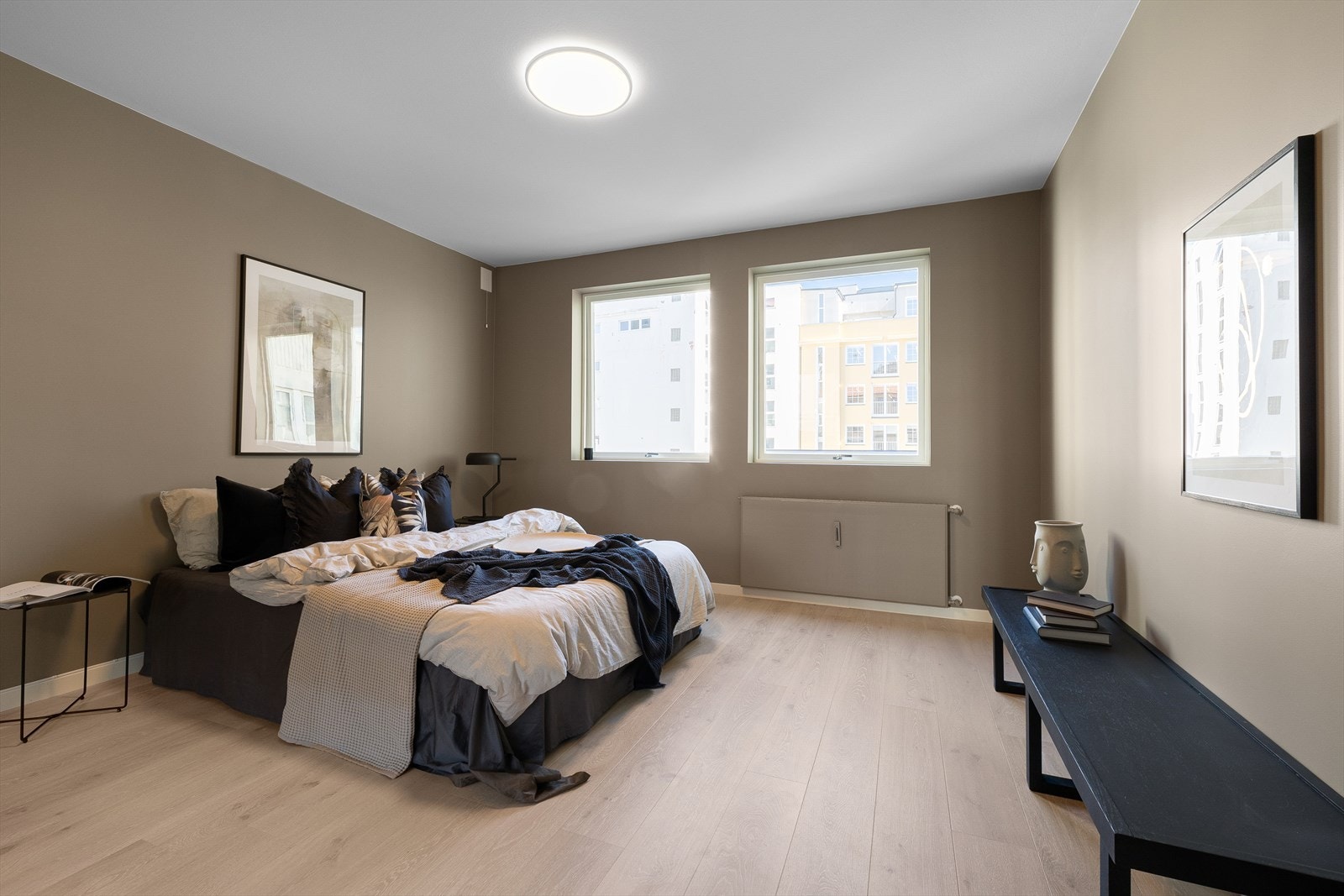 Stort hovedsoverom med god plass til dobbeltseng og nattbord Galleribilde