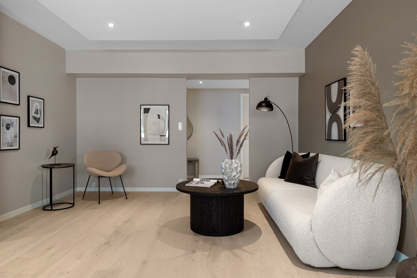 Stuen er enkel å møblere Galleribilde