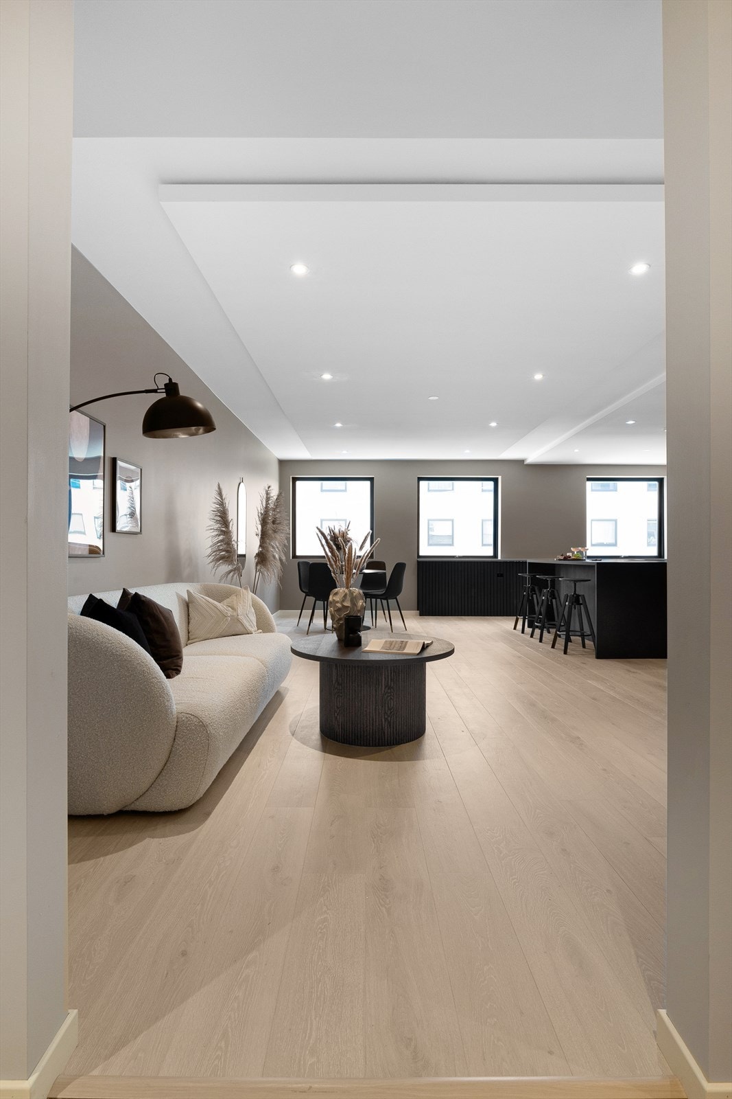 Leiligheten er malt i moderne fargetoner Galleribilde