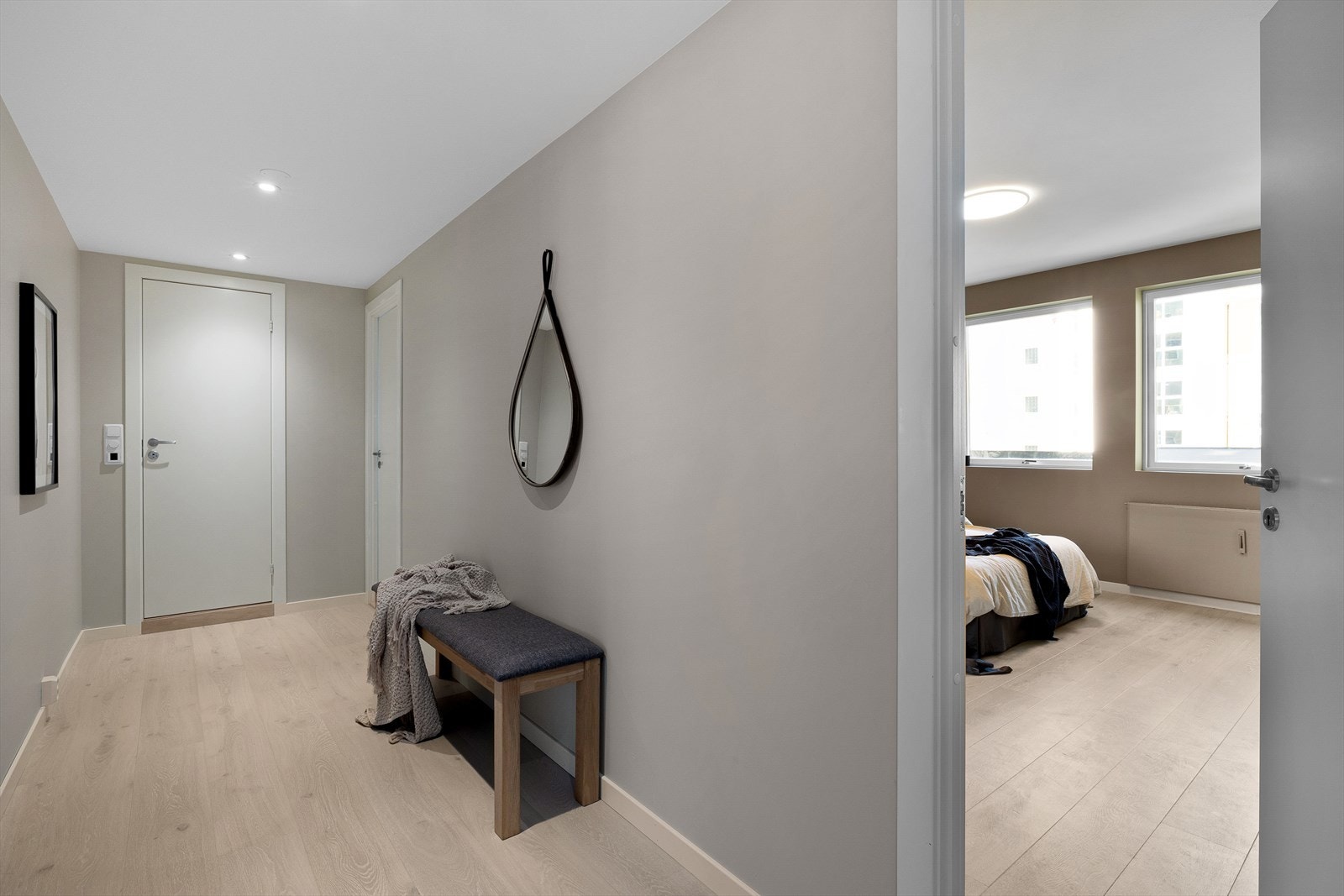 Lys og luftig entre med mulighet til å henge fra seg ytterklær og sette fra seg støvler og sko Galleribilde