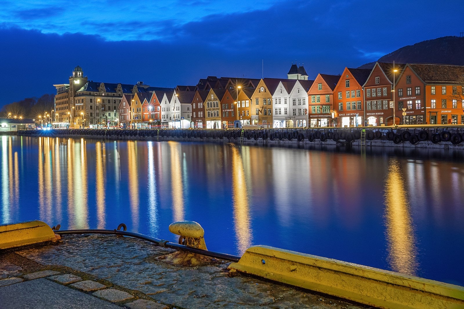 Bryggen by night Galleribilde