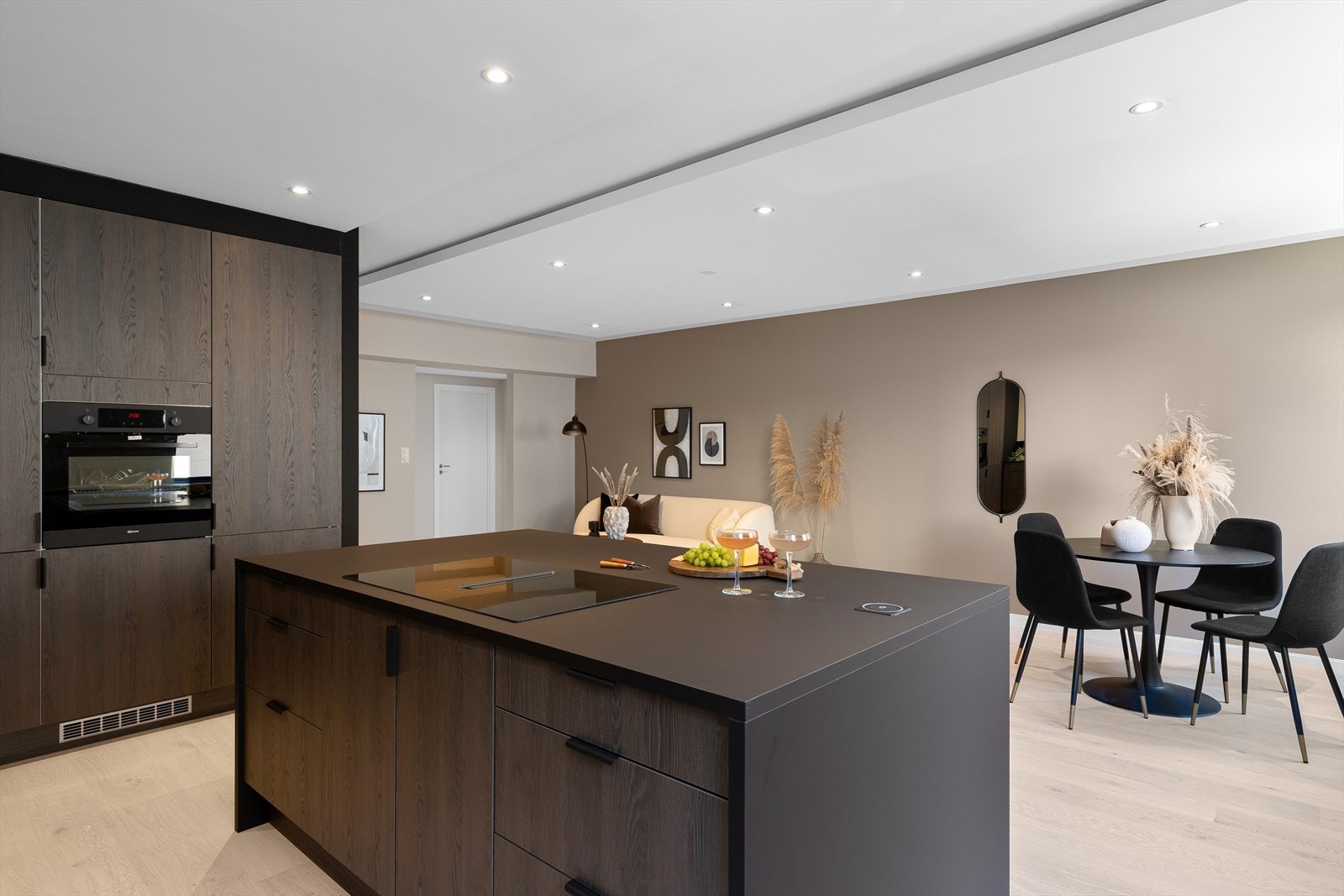 Godt med arbeidsplass på kjøkkenøyen Galleribilde