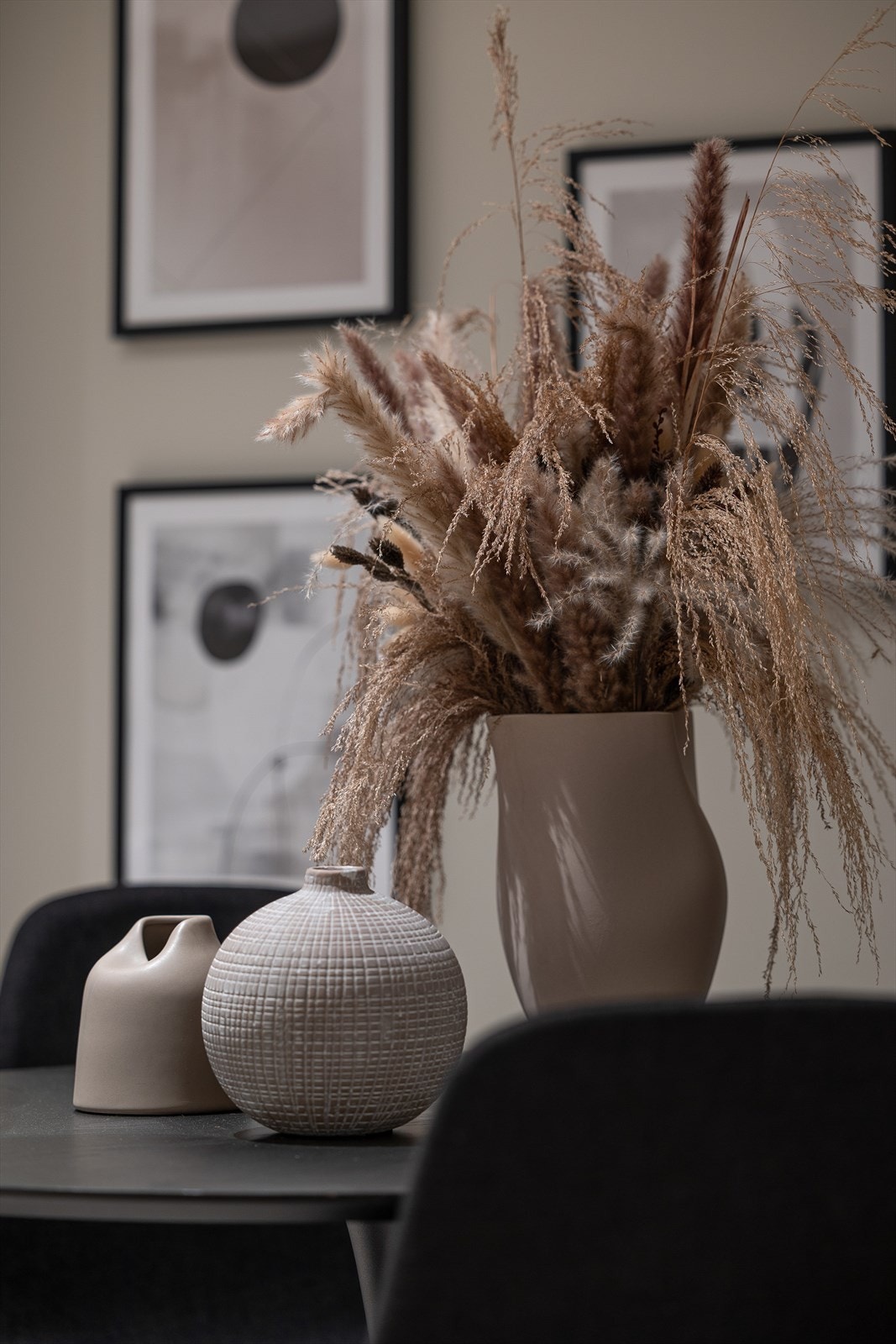 Stuen er malt i lyse moderne fargetoner Galleribilde